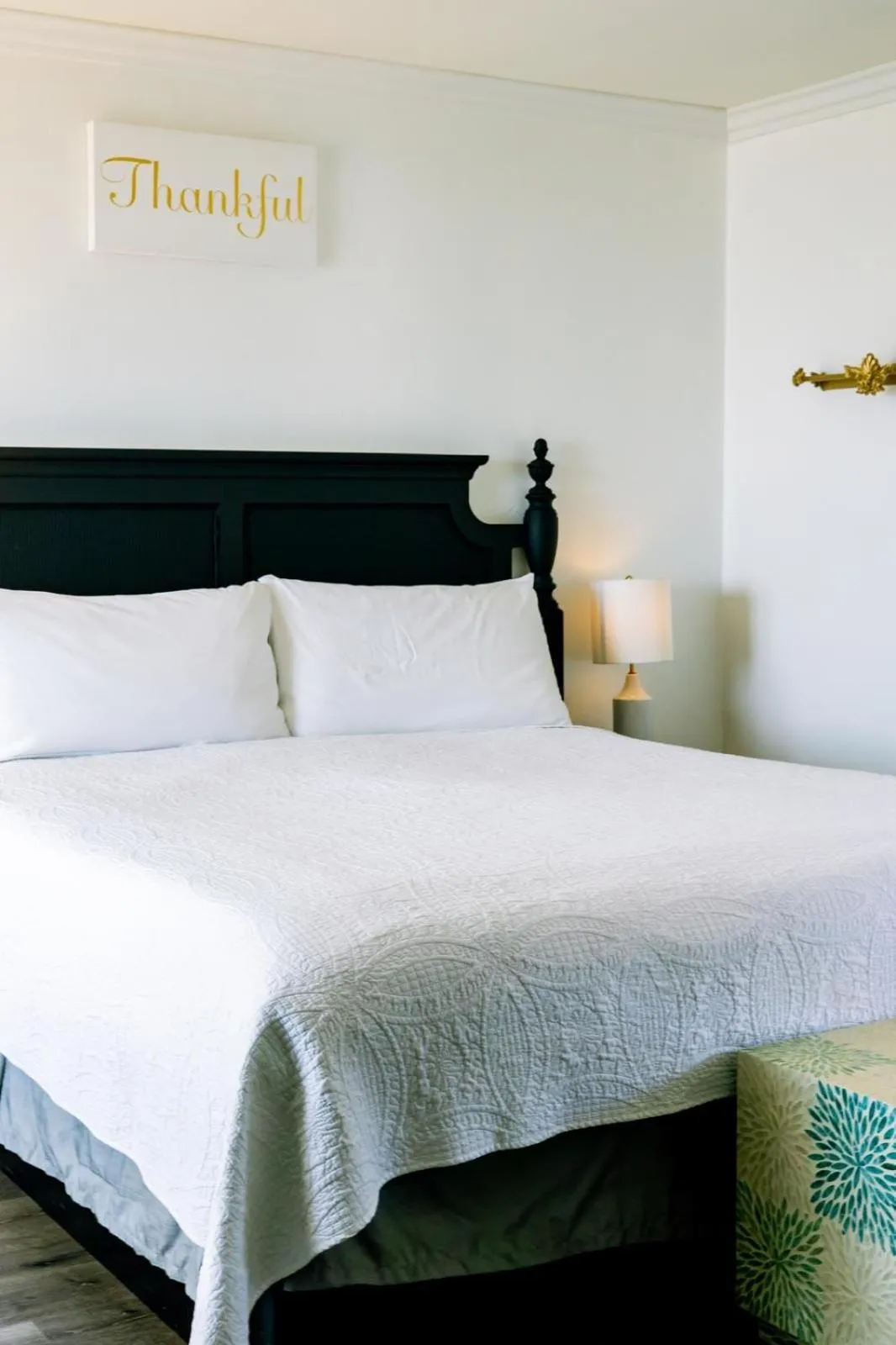 Bed in Seaside Laguna Inn & Suites