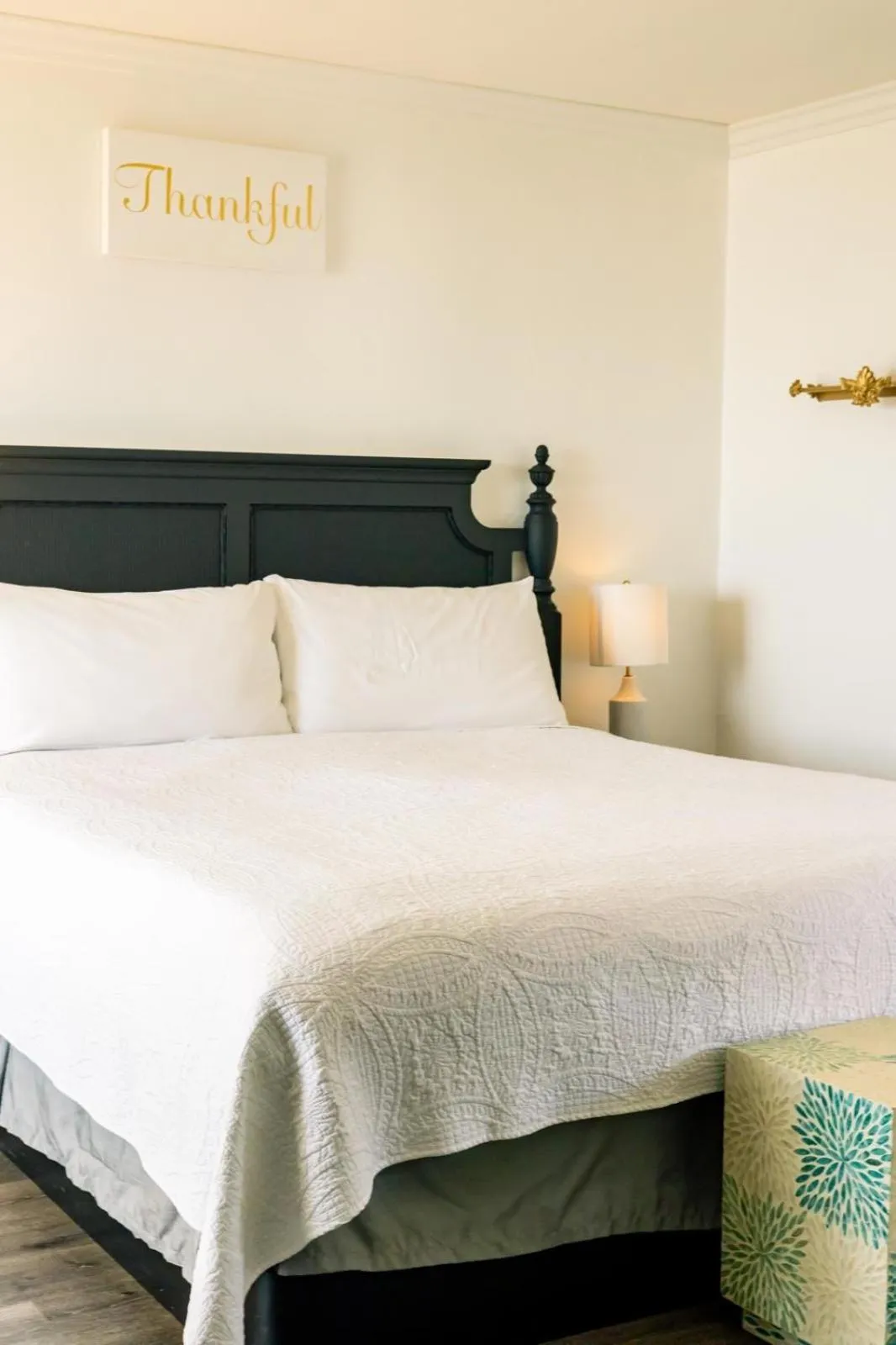 Bed in Seaside Laguna Inn & Suites