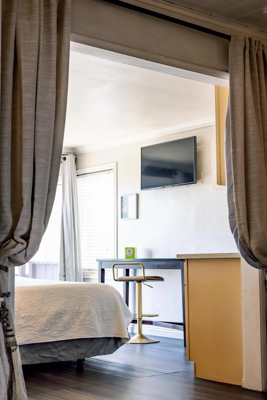 Bedroom in Seaside Laguna Inn & Suites