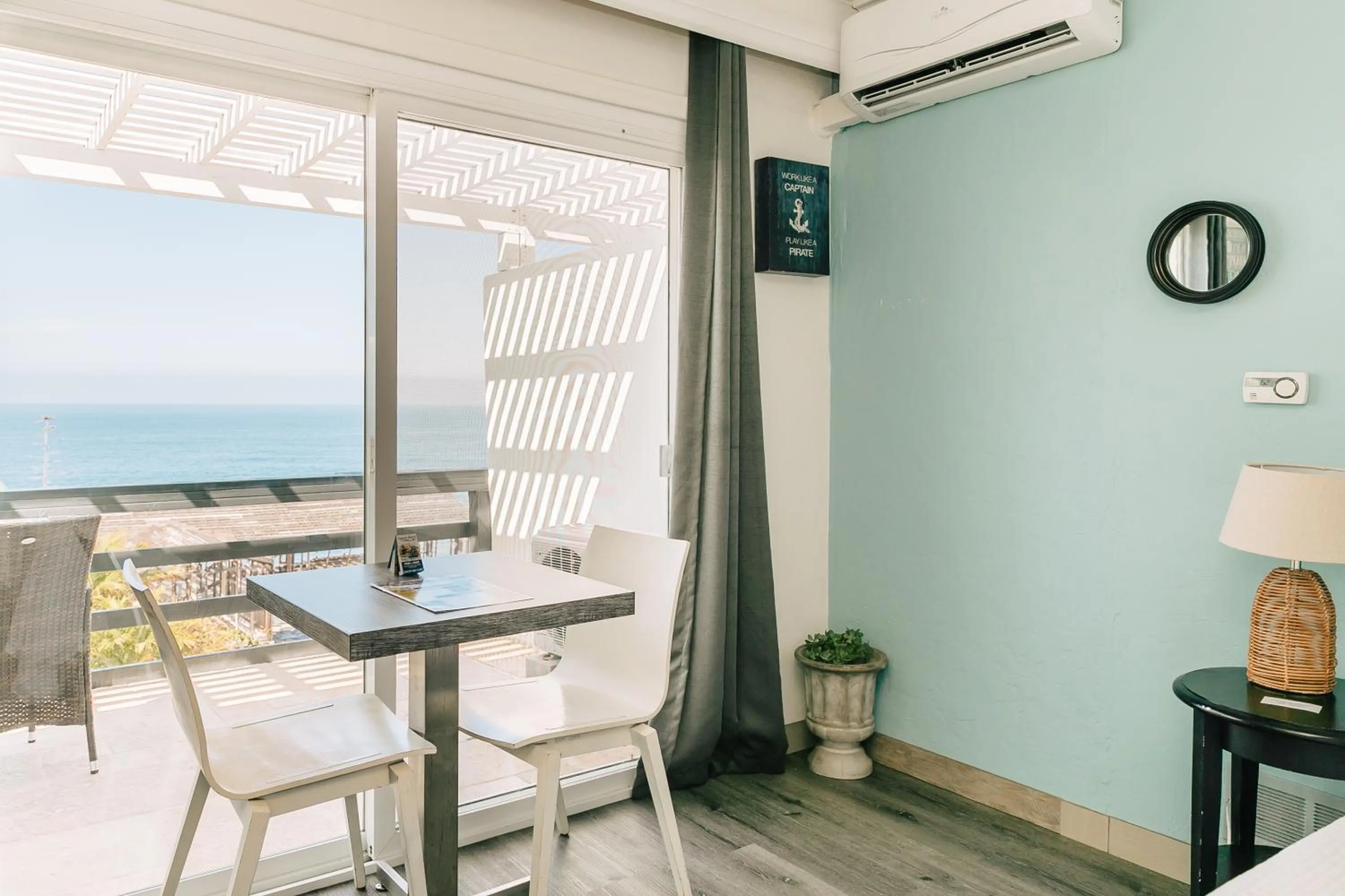 Dining area in Seaside Laguna Inn & Suites