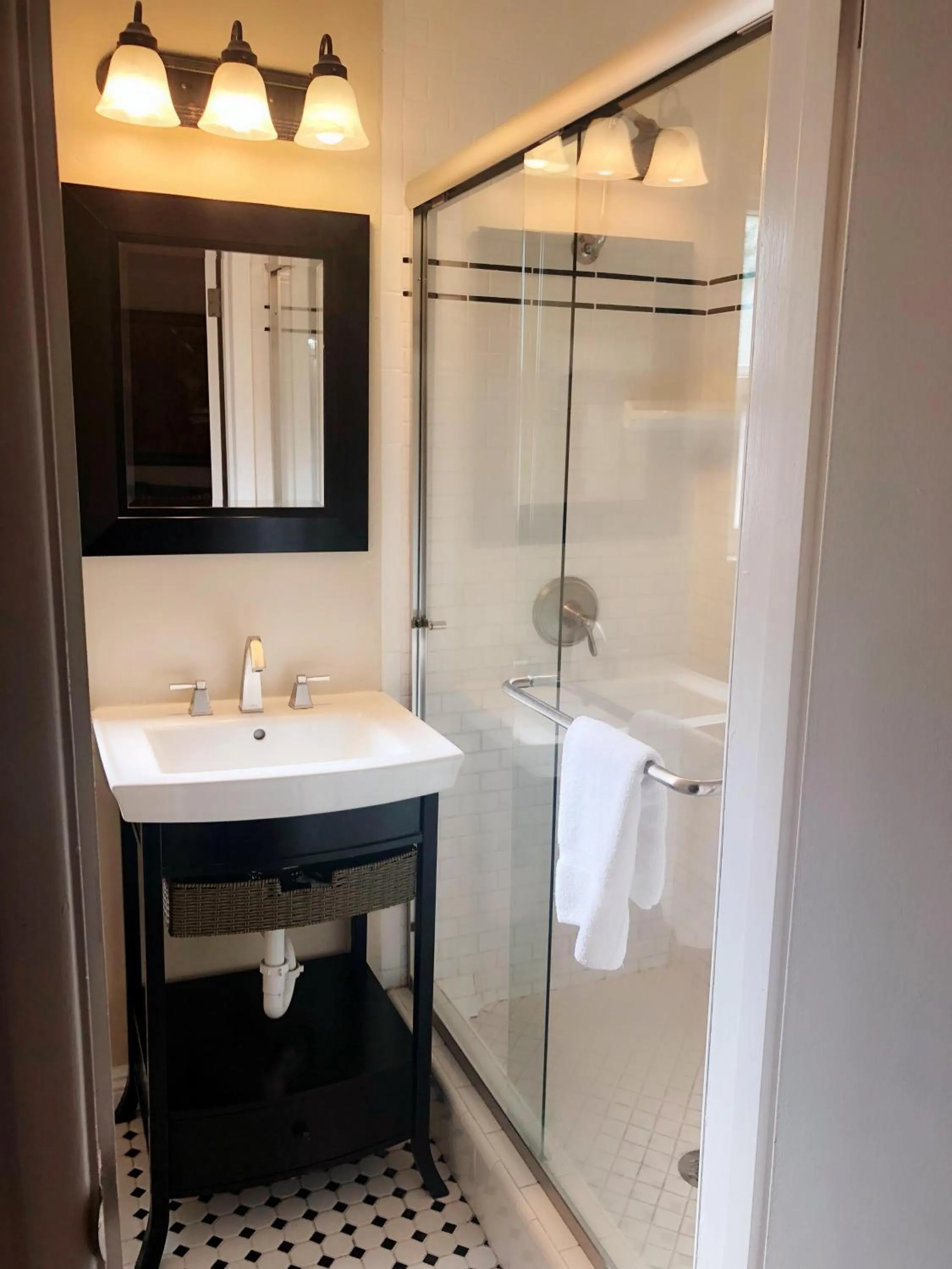 Bathroom in Seaside Laguna Inn & Suites