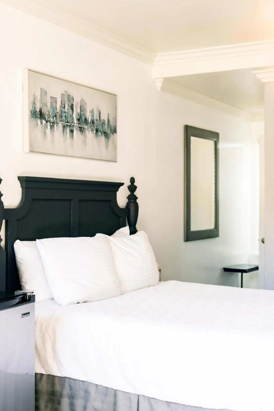 Bed in Seaside Laguna Inn & Suites