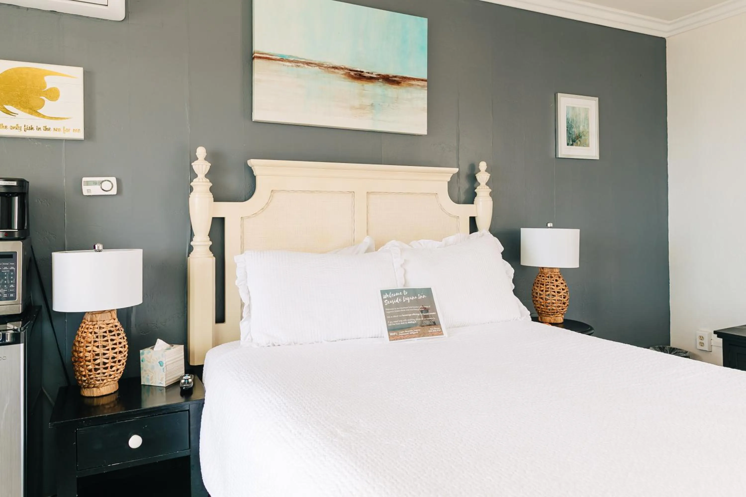 Bed in Seaside Laguna Inn & Suites