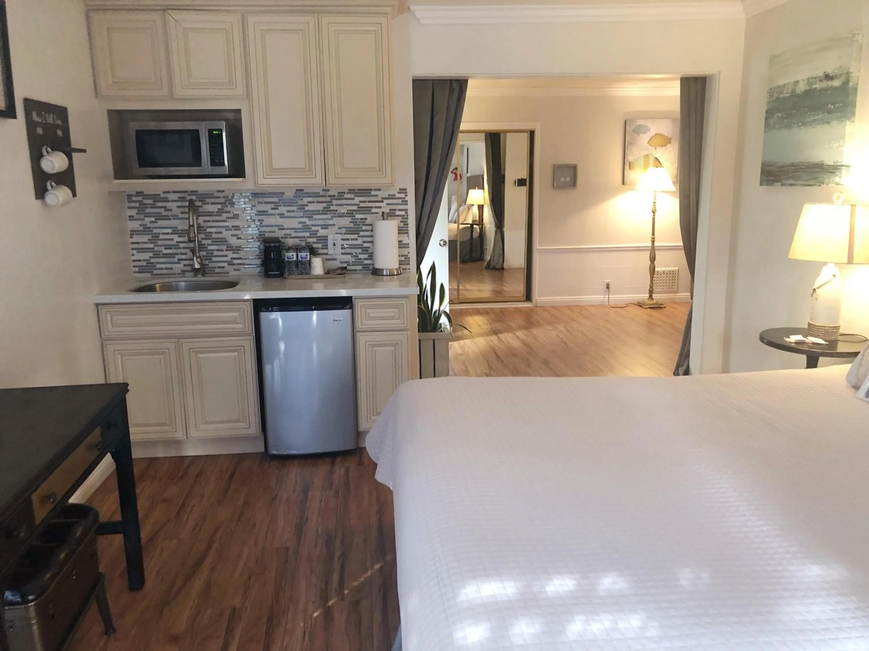 Kitchen or kitchenette in Seaside Laguna Inn & Suites