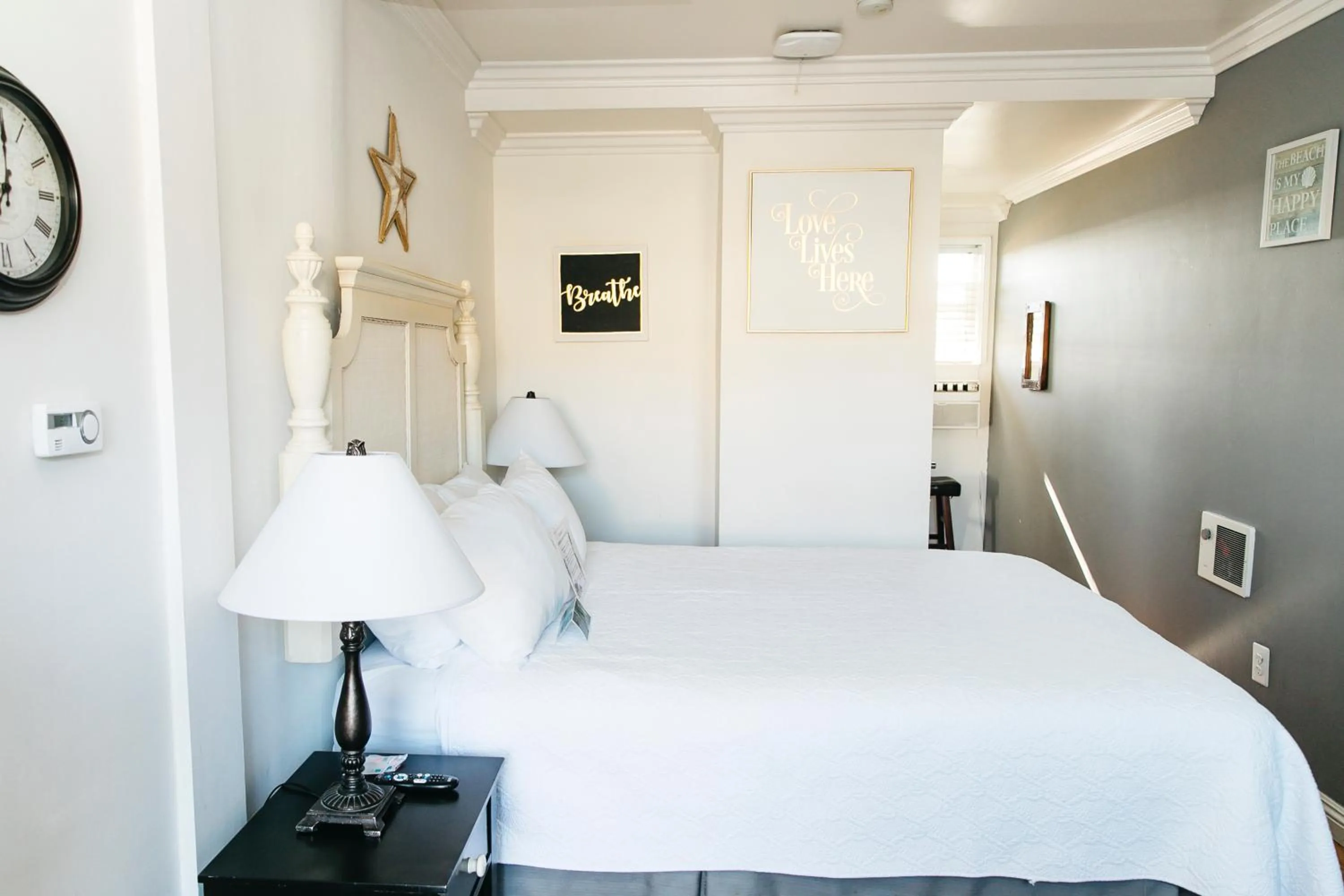 Bed in Seaside Laguna Inn & Suites