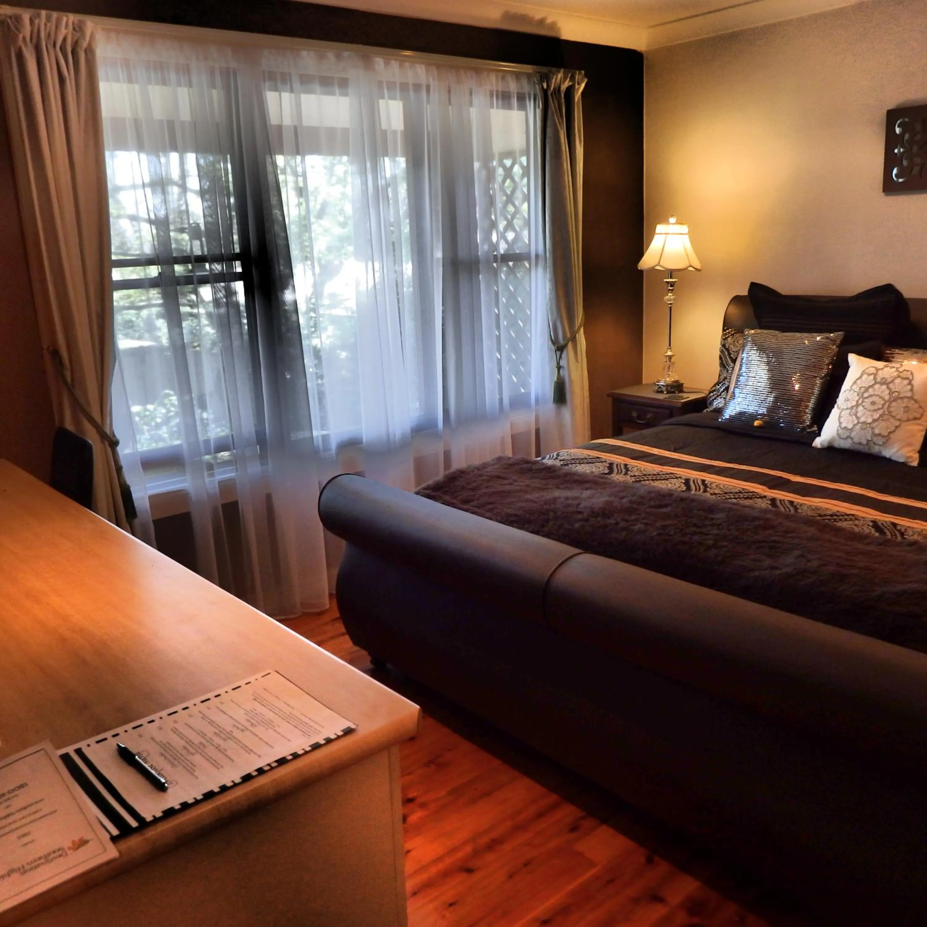 Bed in Bowral Road Art Gallery Bed and Breakfast