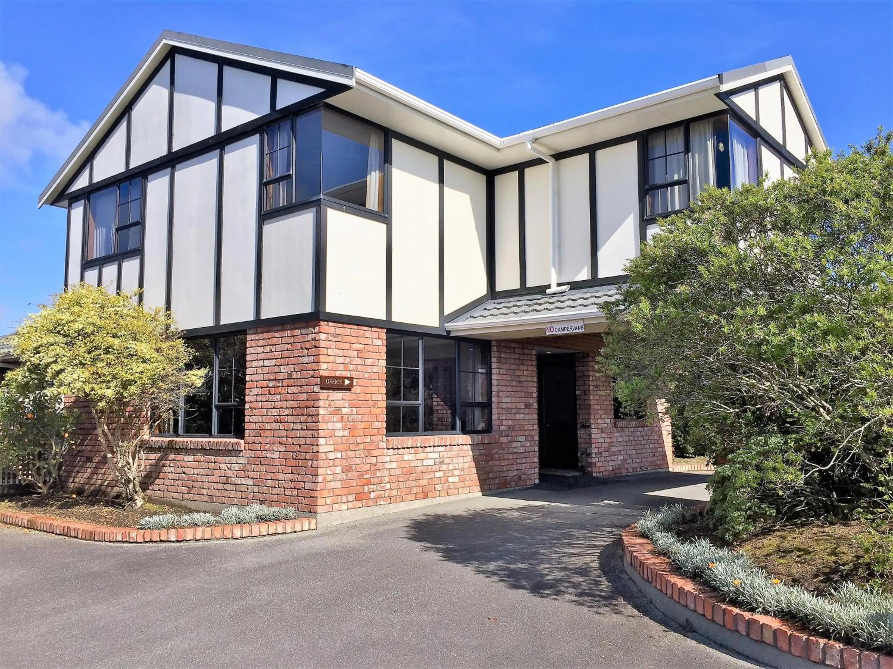 Property building in Heritage Highway Motel