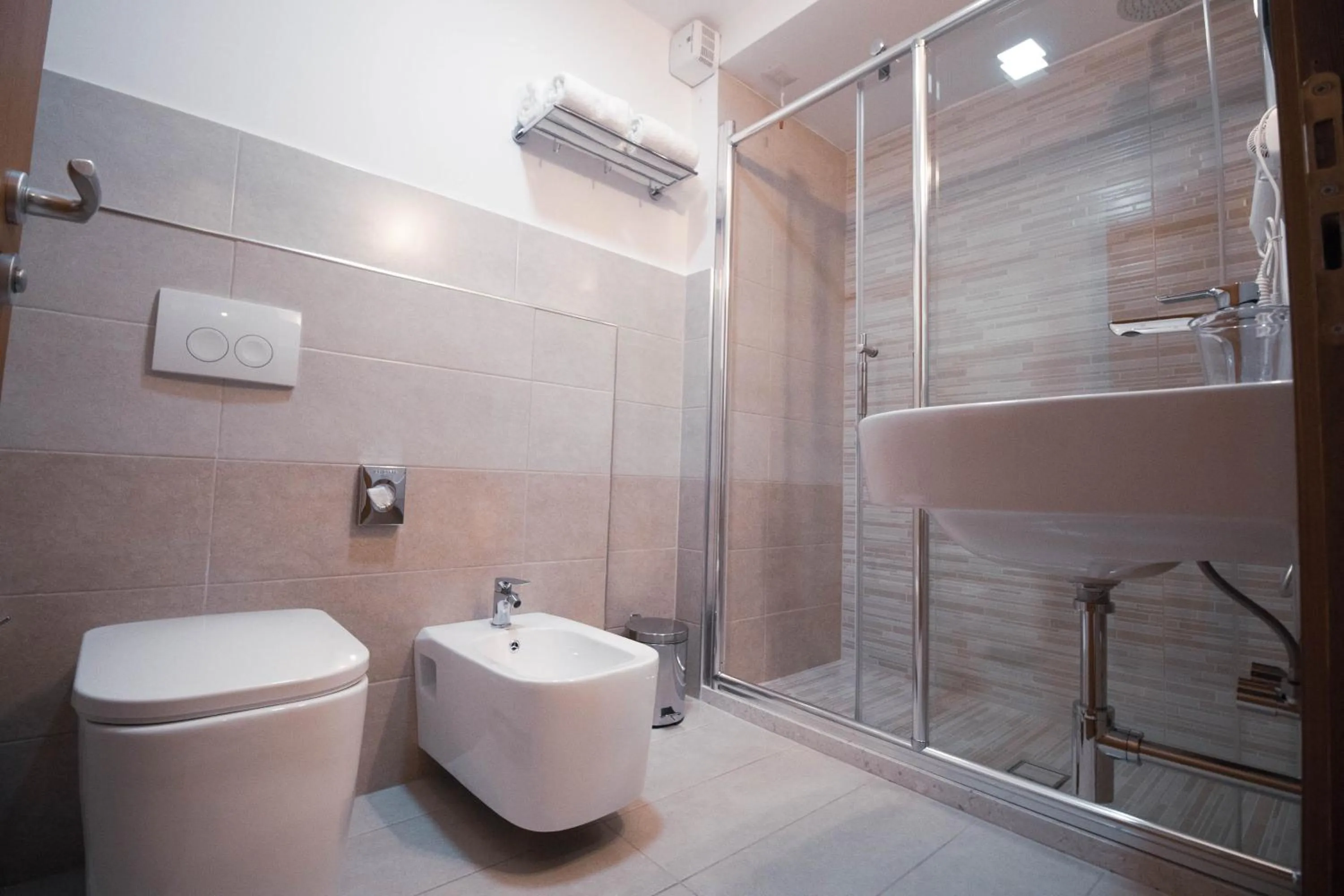 Bathroom in Albanopolis Hotel