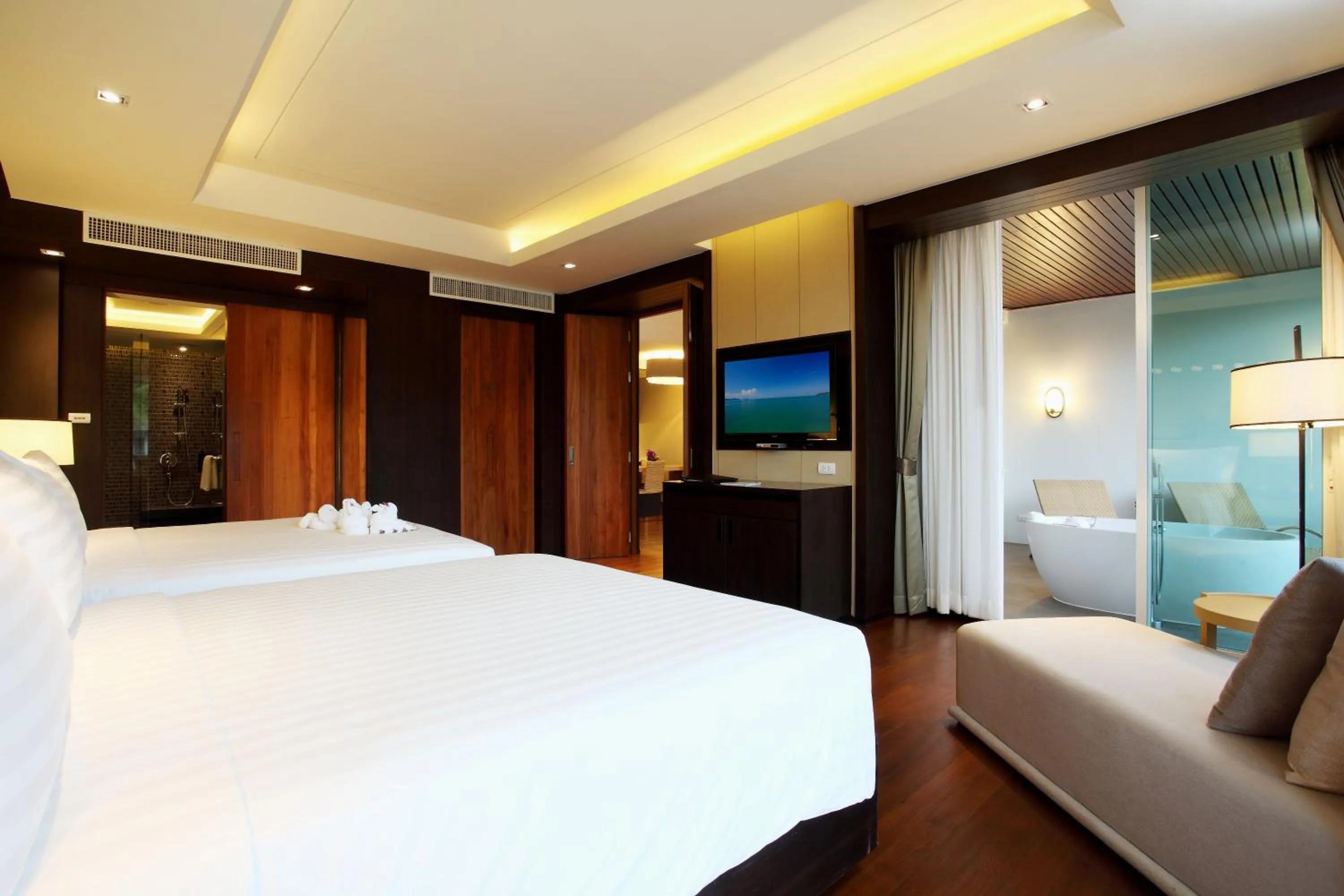 Bed in Graceland Khaolak Beachfront Resort