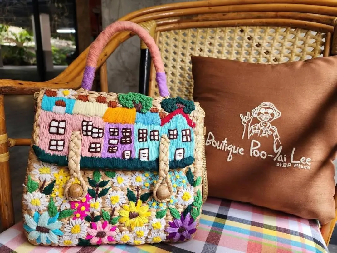 Time of day in Boutique Poo-Yai Lee