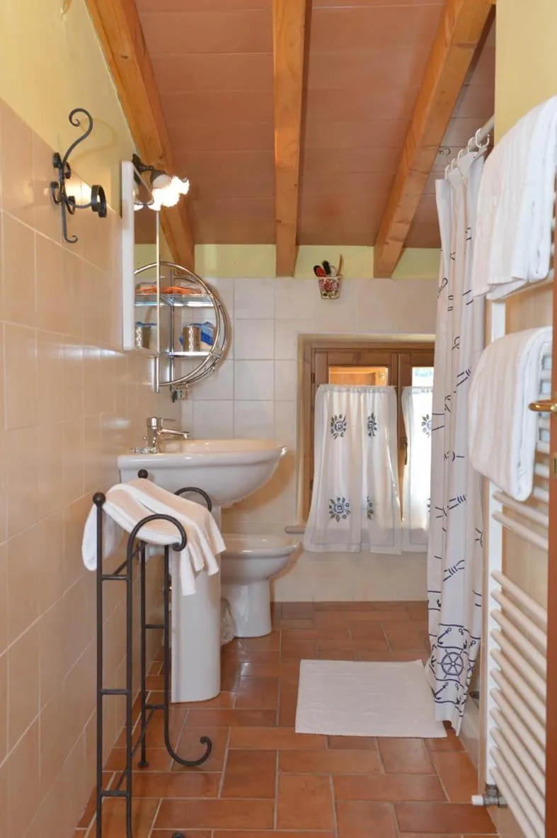 Shower in RELAIS ANTICA CORTE AL MOLINO - Adults Only
