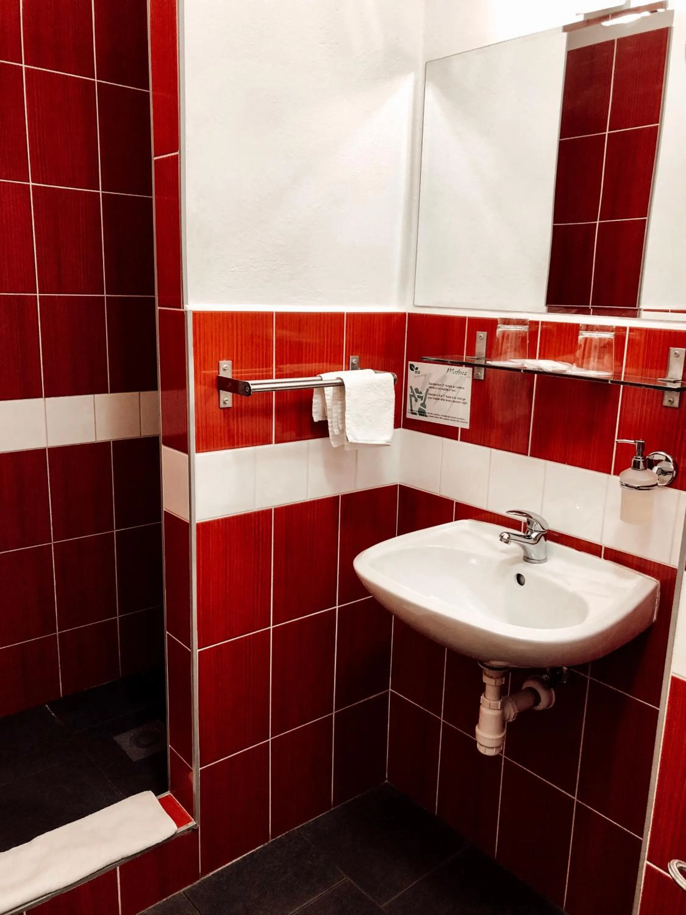 Bathroom in Hotel Modena