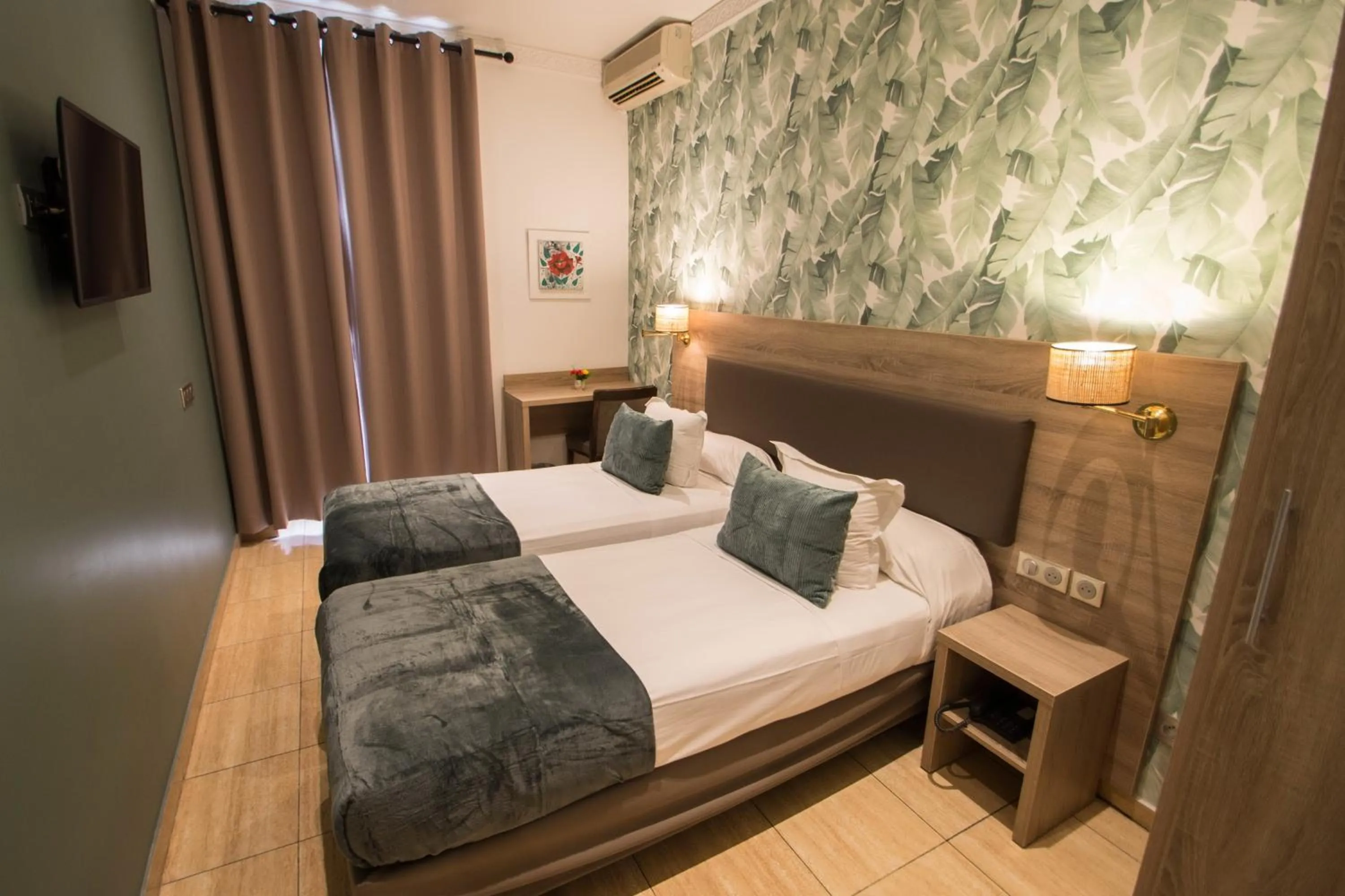 Photo of the whole room, Bed in Hôtel Parisien