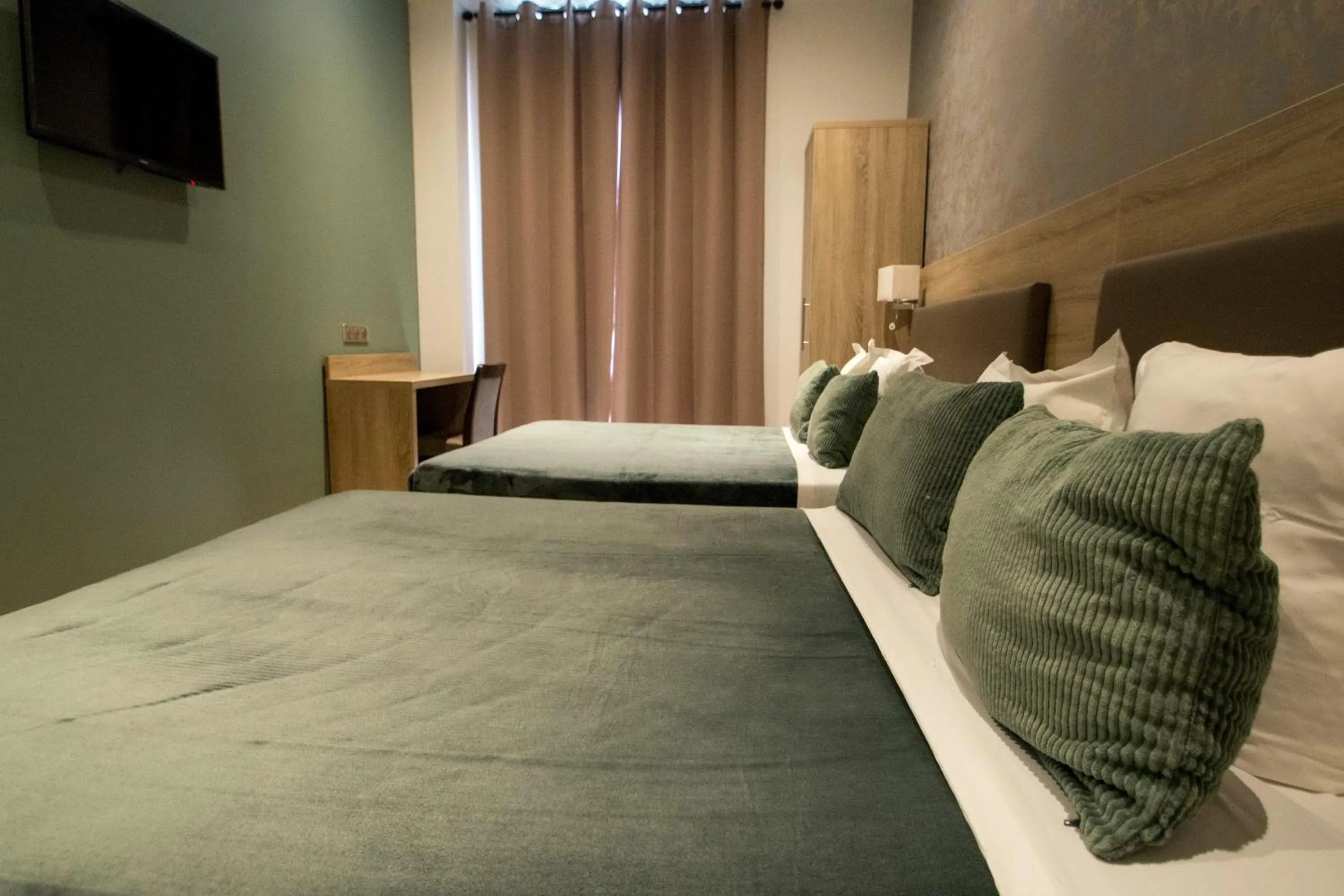 Bed in Hôtel Parisien