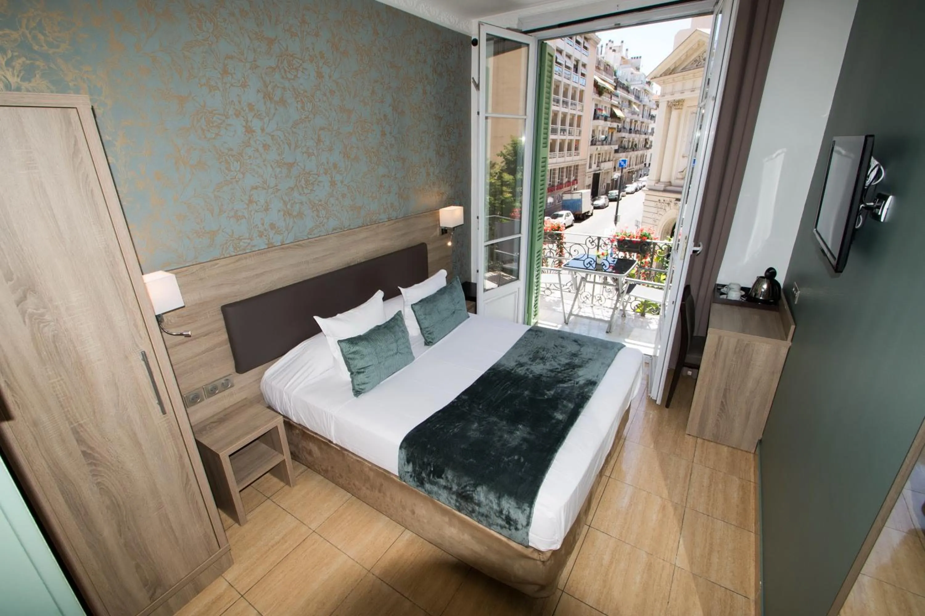 Photo of the whole room, Bed in Hôtel Parisien