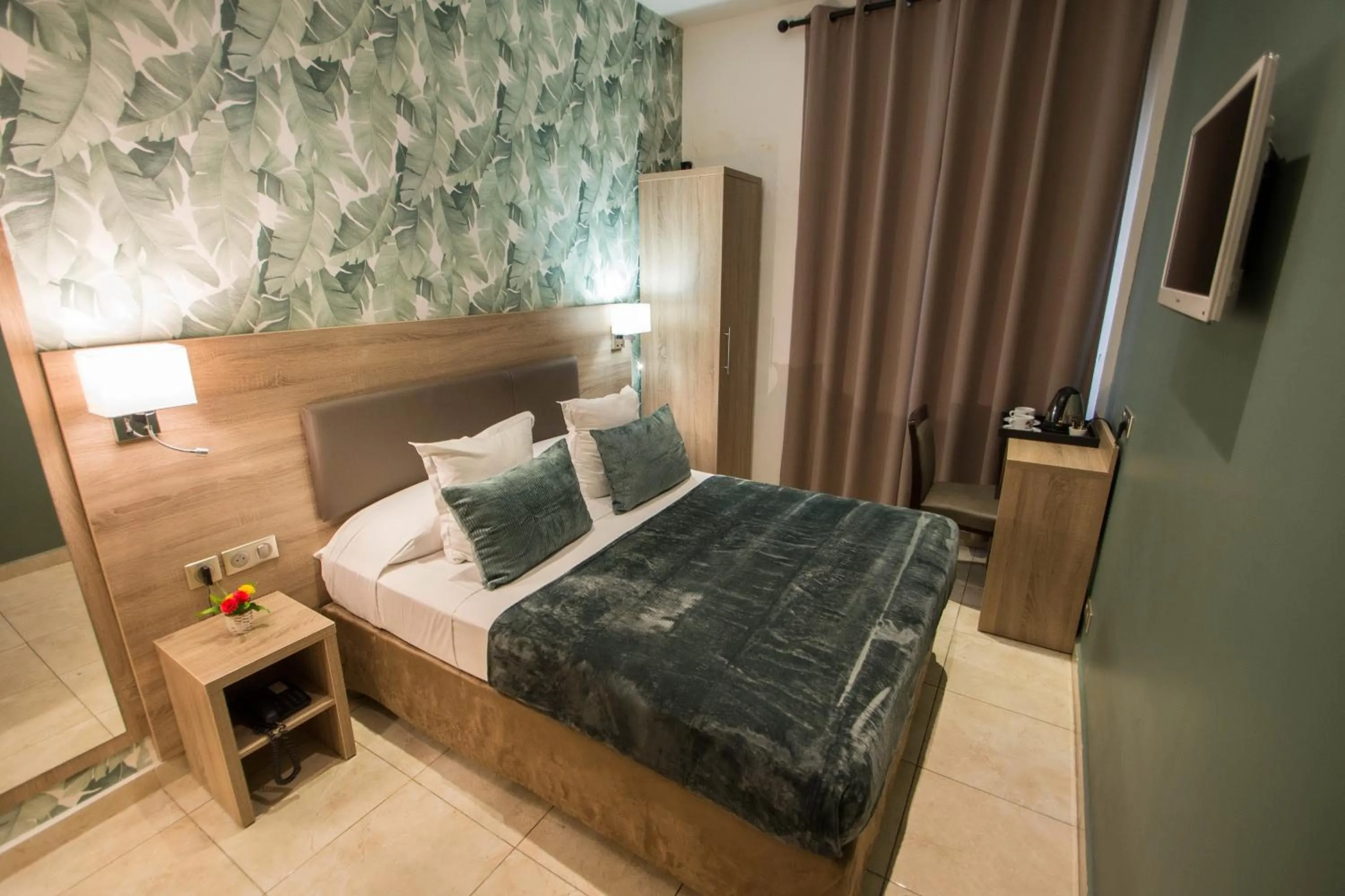 Photo of the whole room, Bed in Hôtel Parisien