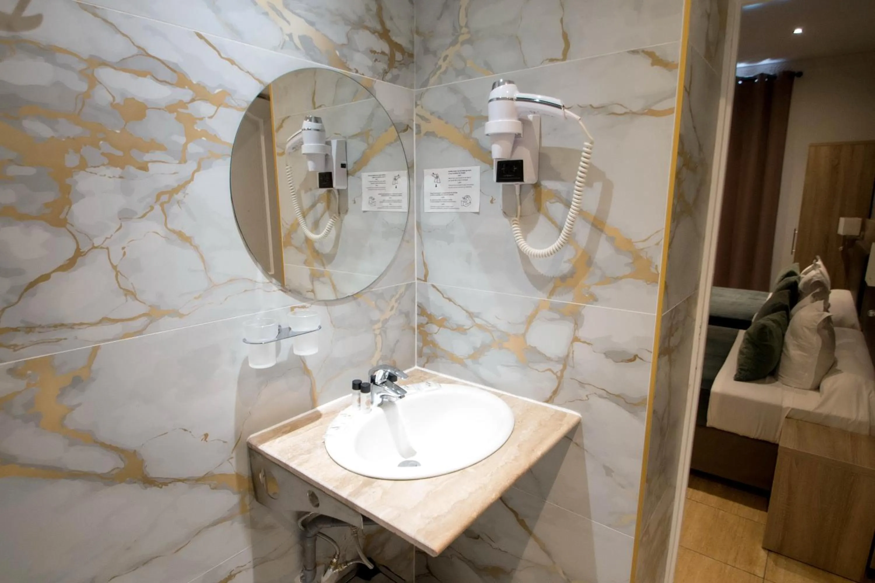 Bathroom in Hôtel Parisien