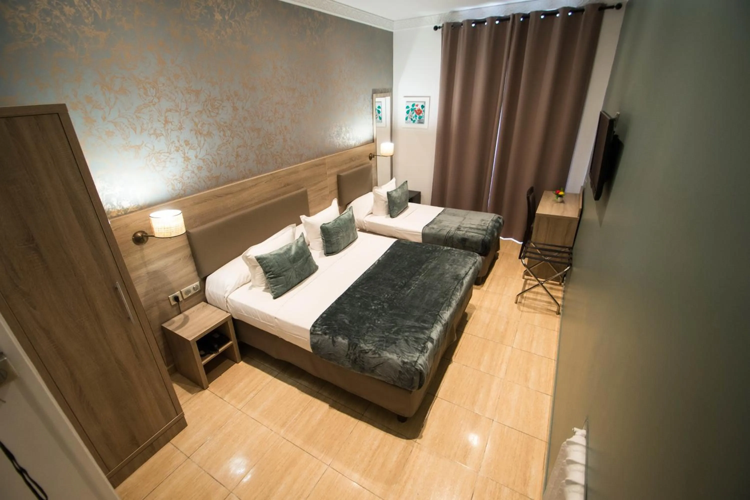 Photo of the whole room, Bed in Hôtel Parisien