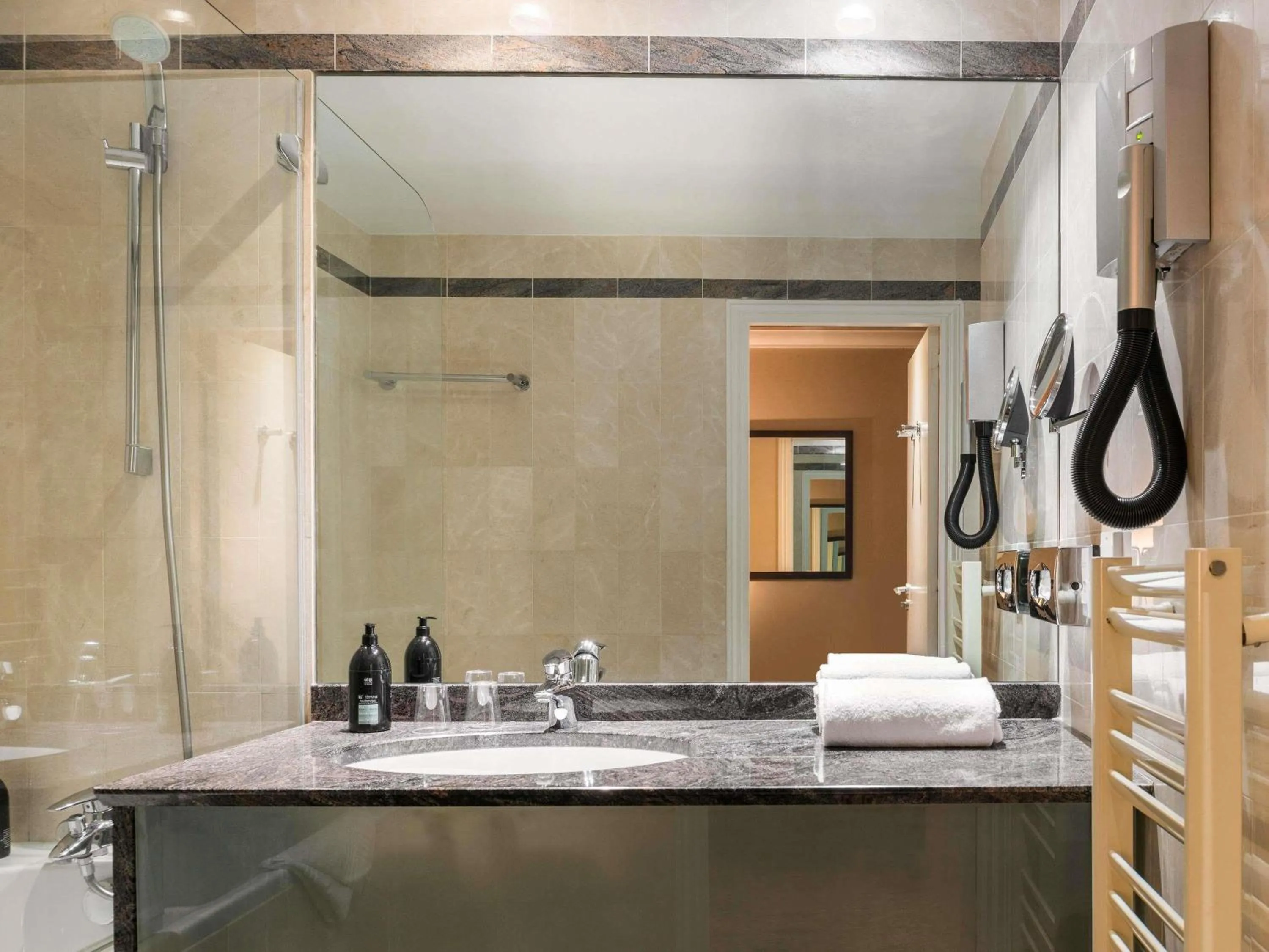 Bedroom in Aparthotel Adagio Paris Haussmann Champs Elysées