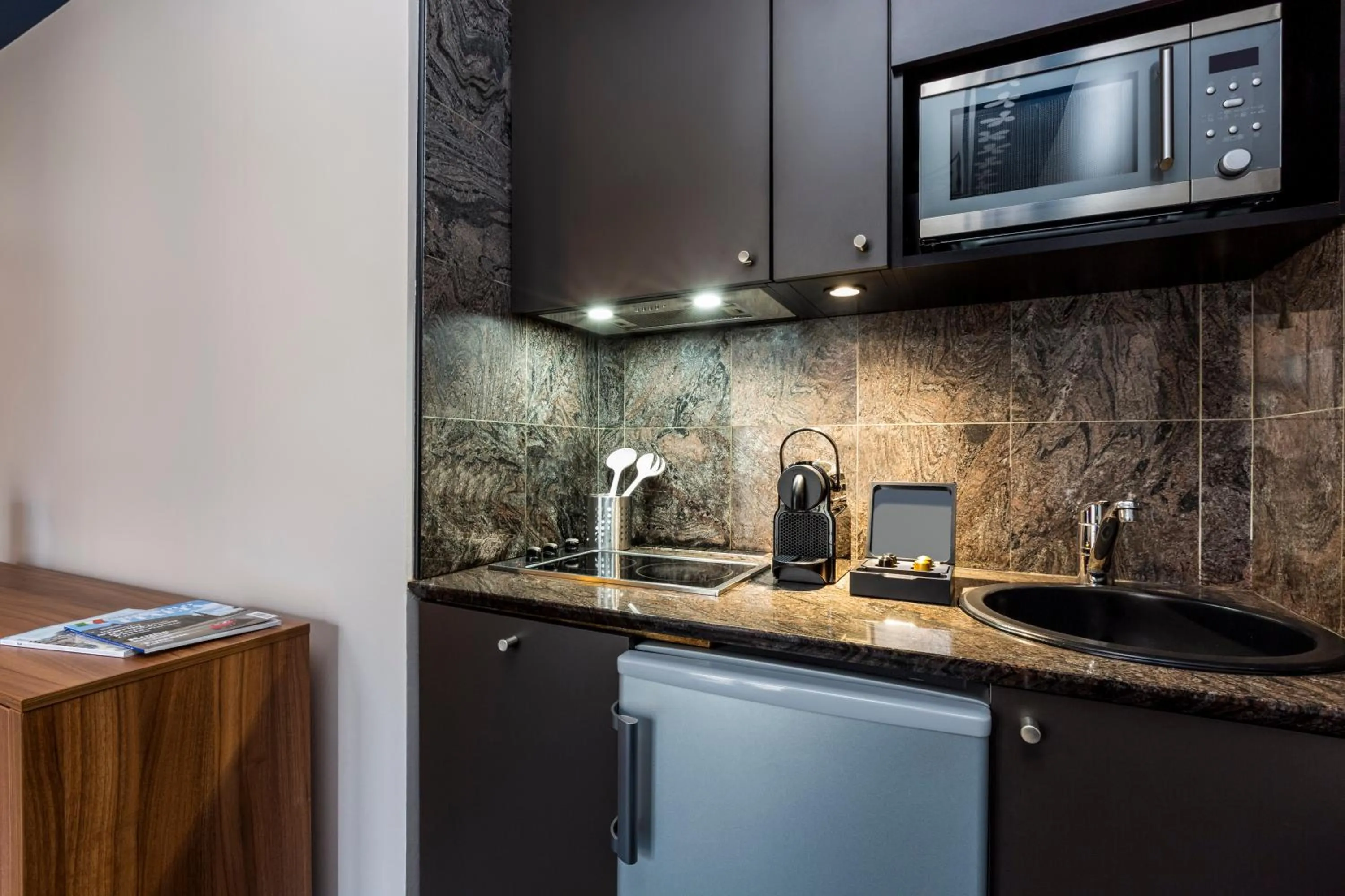 Kitchen or kitchenette in Aparthotel Adagio Paris Haussmann Champs Elysées