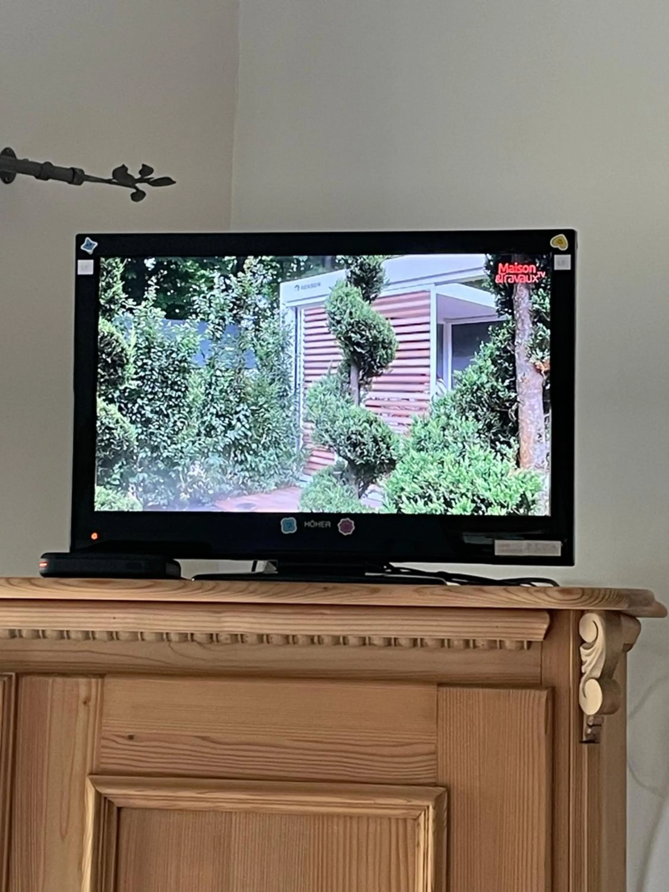 TV and multimedia in La Chambre Haute et son jardin dans les hauteurs de Nîmes