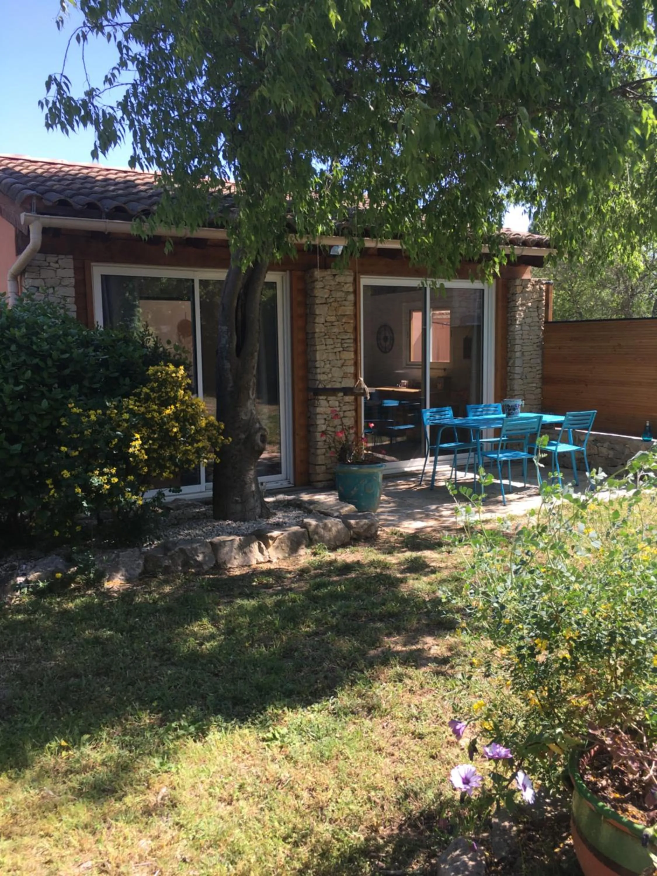 Patio in La Chambre Haute et son jardin dans les hauteurs de Nîmes