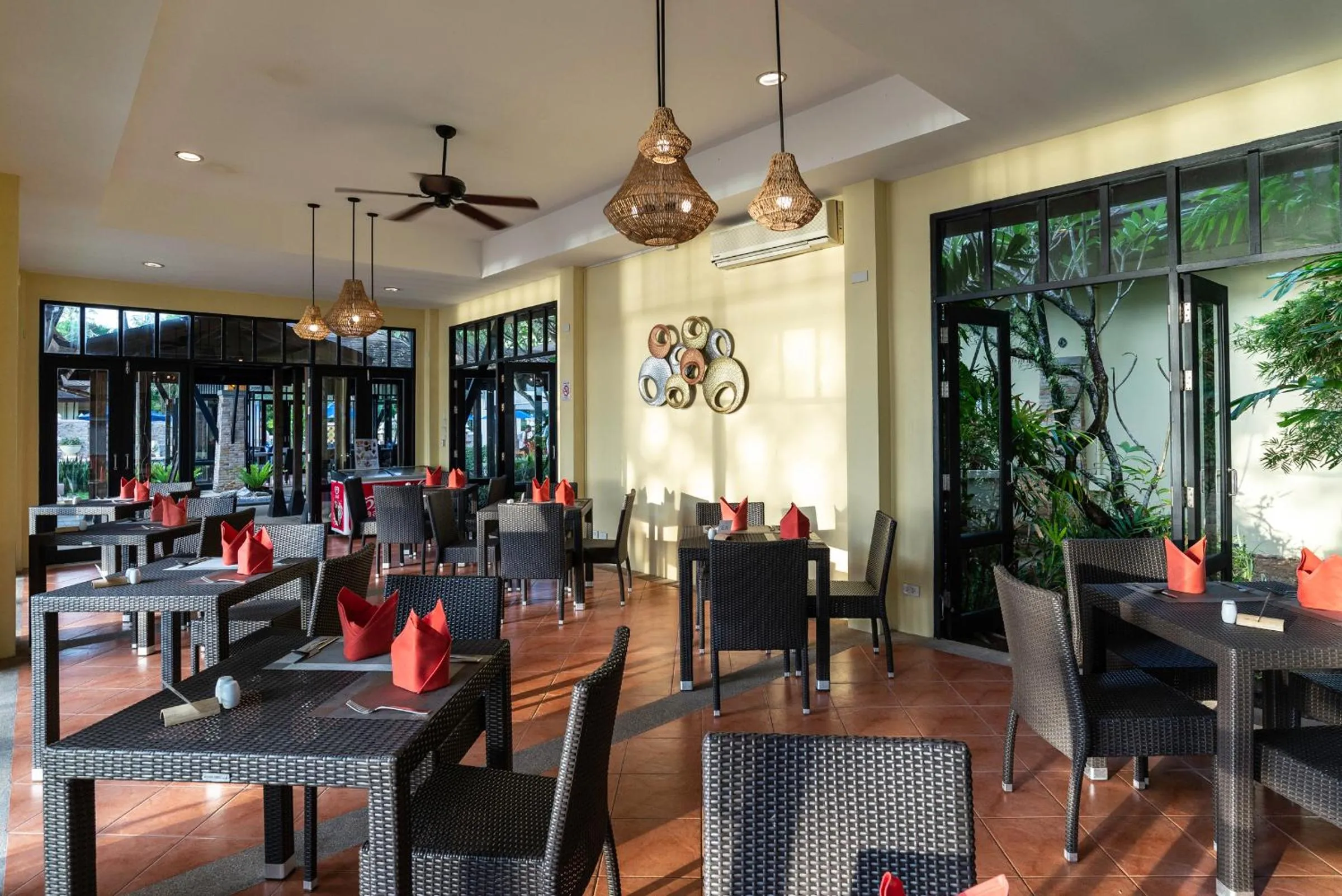 Restaurant/places to eat in Seaview Resort Khao Lak - SHA Plus
