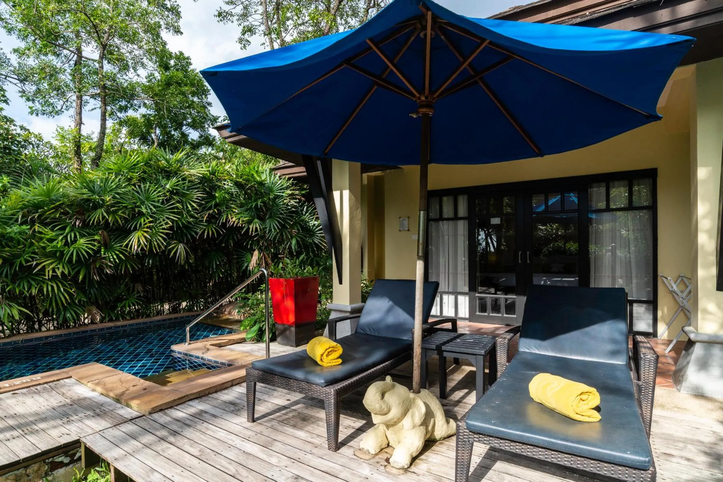 Swimming pool in Seaview Resort Khao Lak - SHA Plus