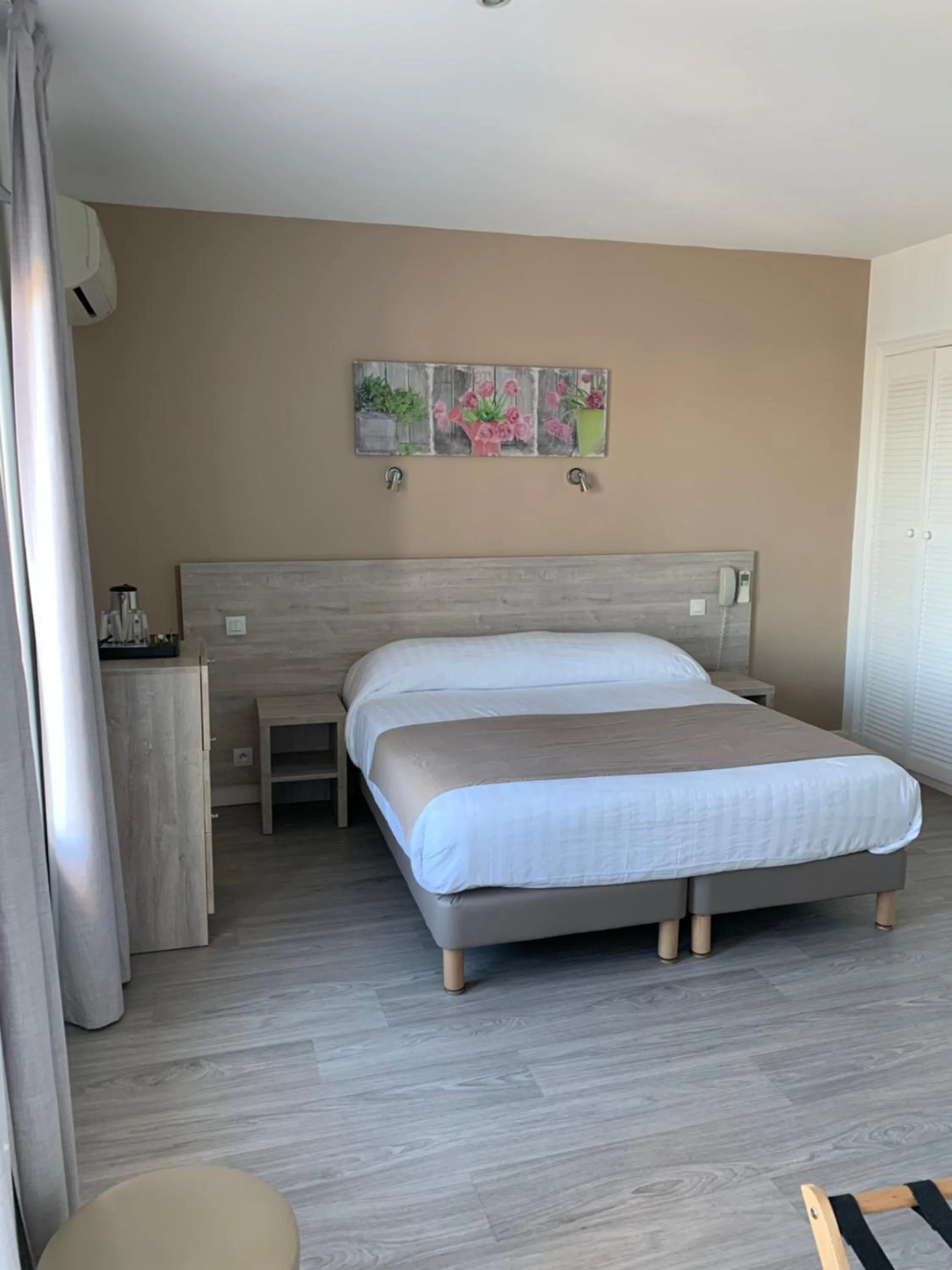 Bed in Hôtel Beau Rivage