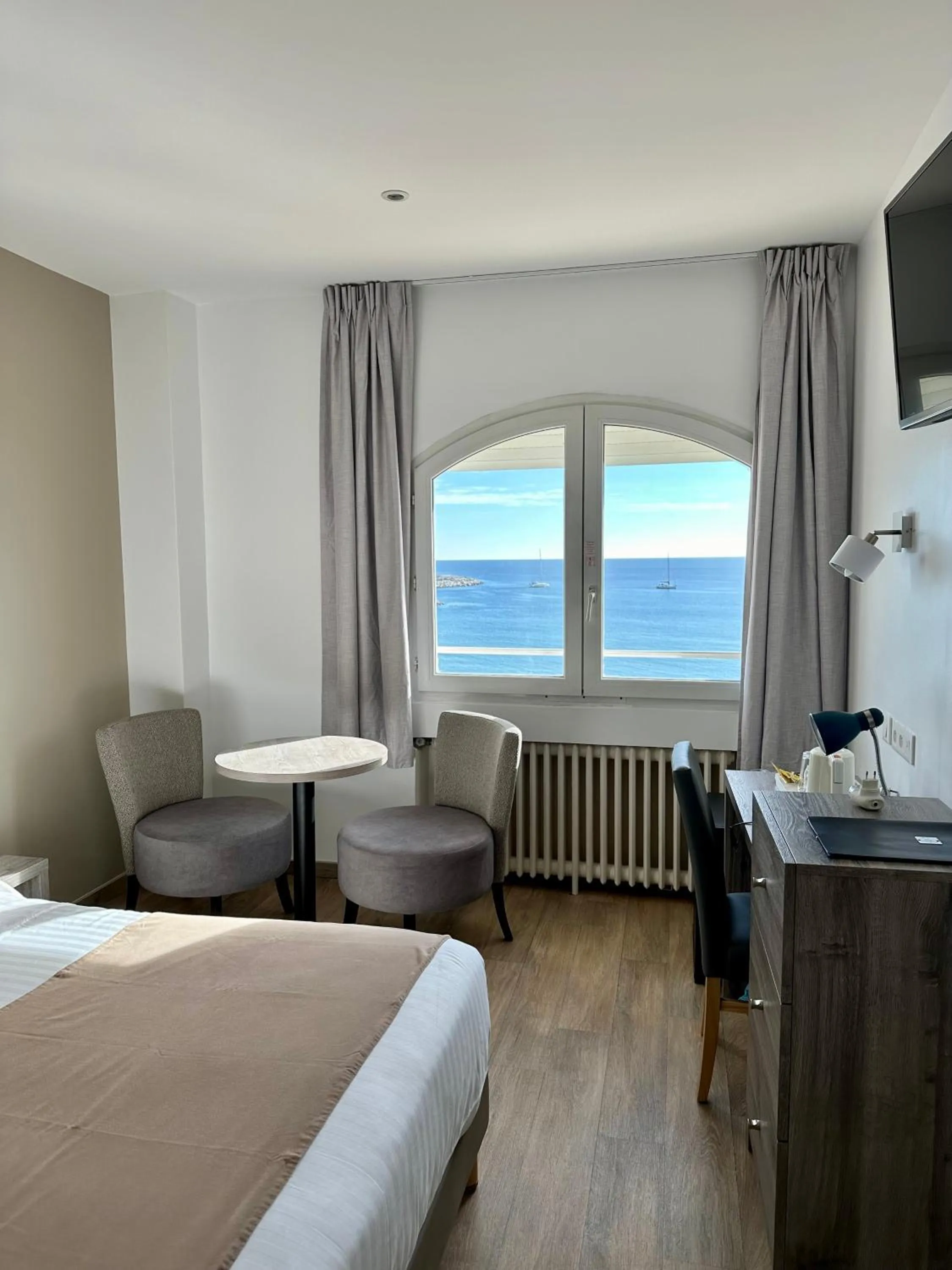 Property building, Bed in Hôtel Beau Rivage