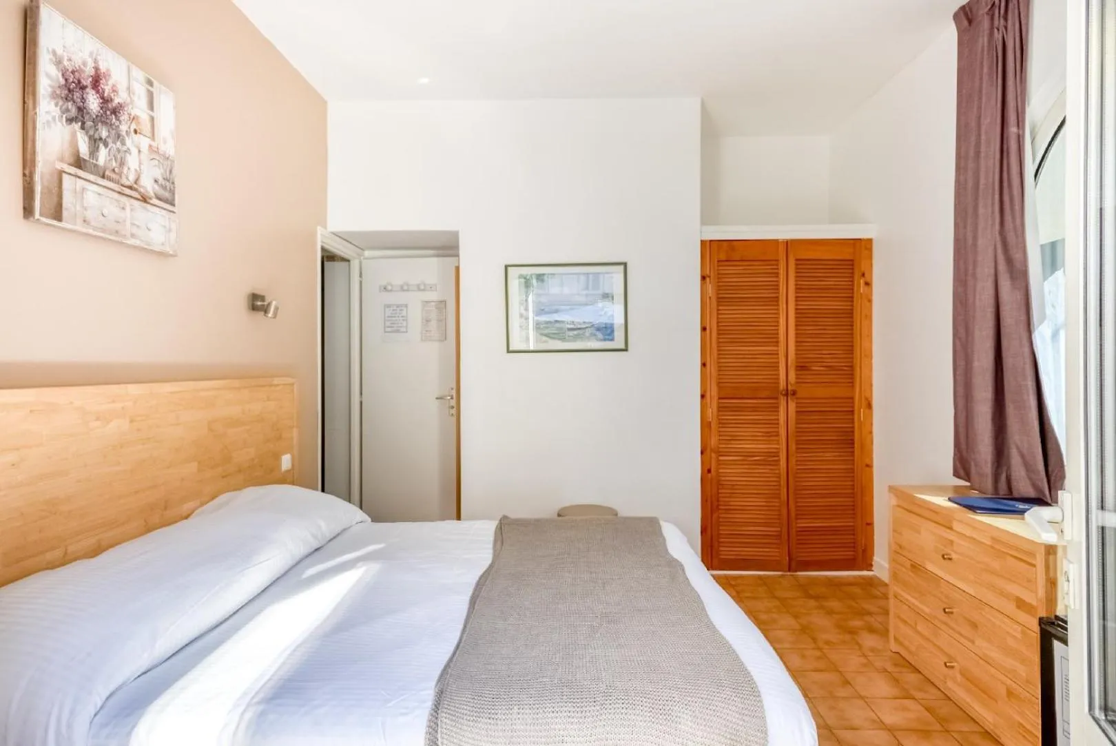 Photo of the whole room, Bed in Hôtel Beau Rivage