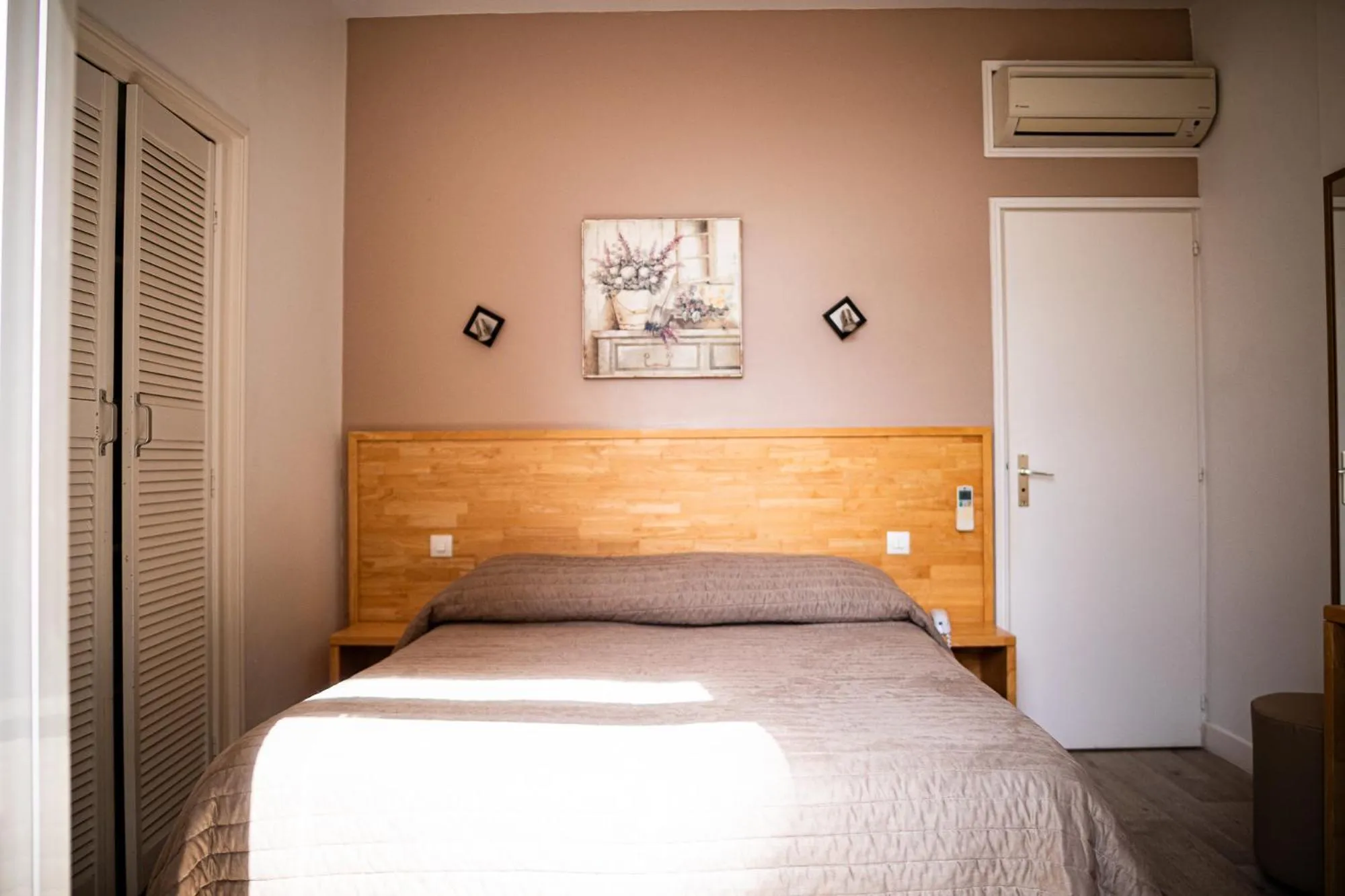 Bed in Hôtel Beau Rivage