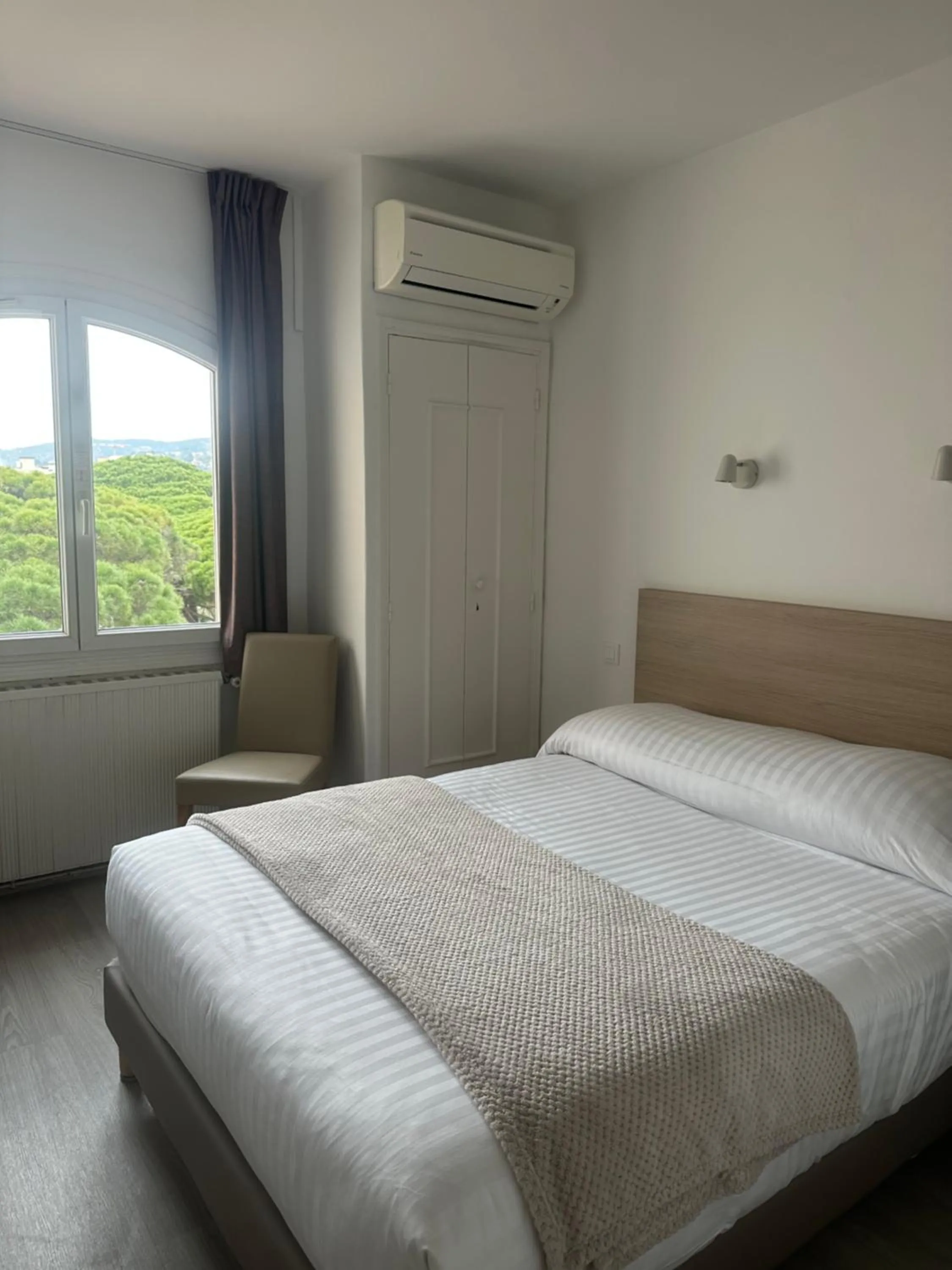 Bed in Hôtel Beau Rivage