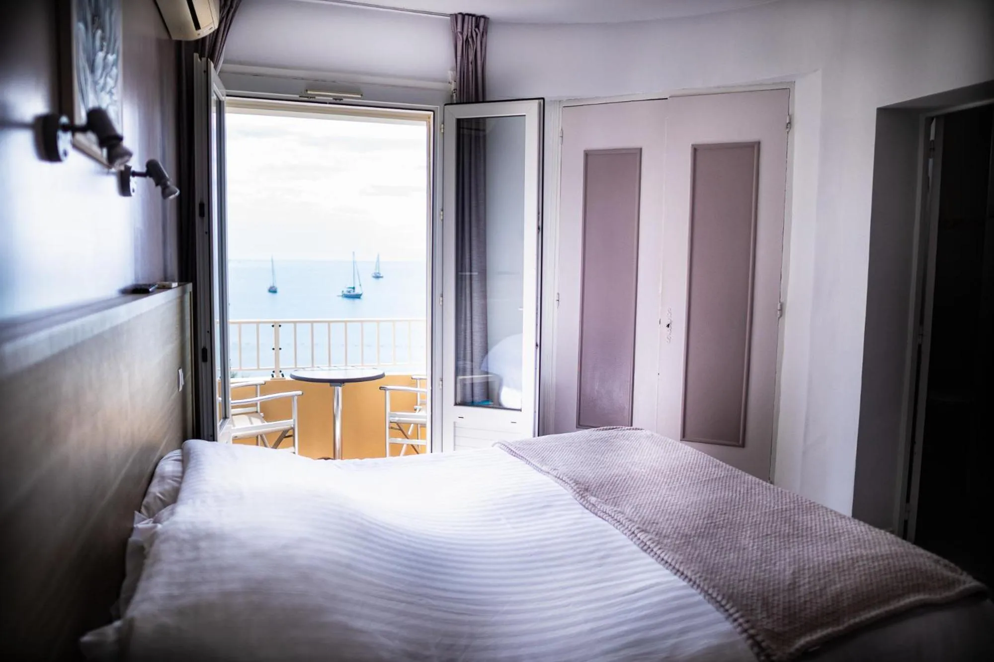 Bed in Hôtel Beau Rivage