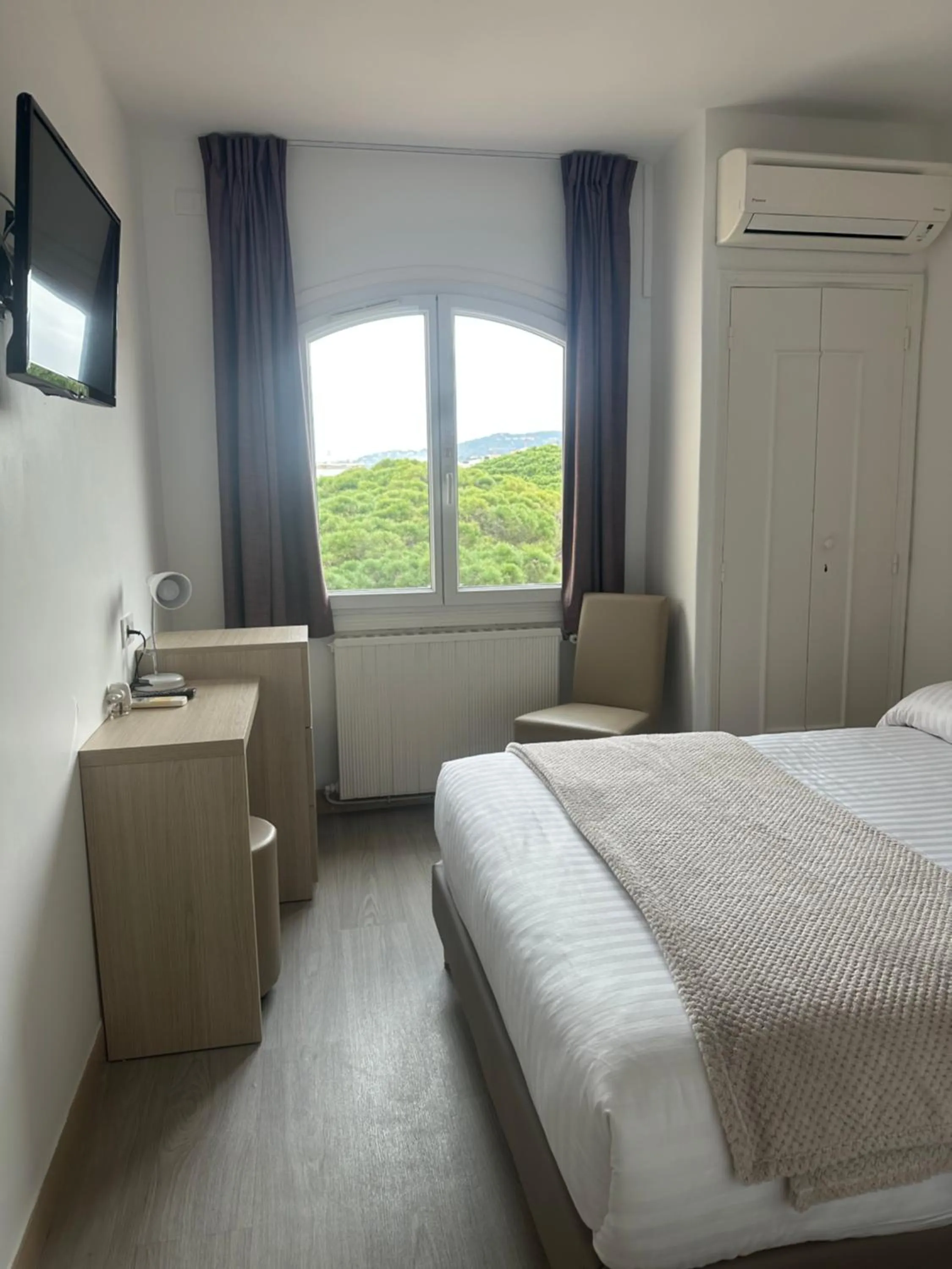 Bed in Hôtel Beau Rivage