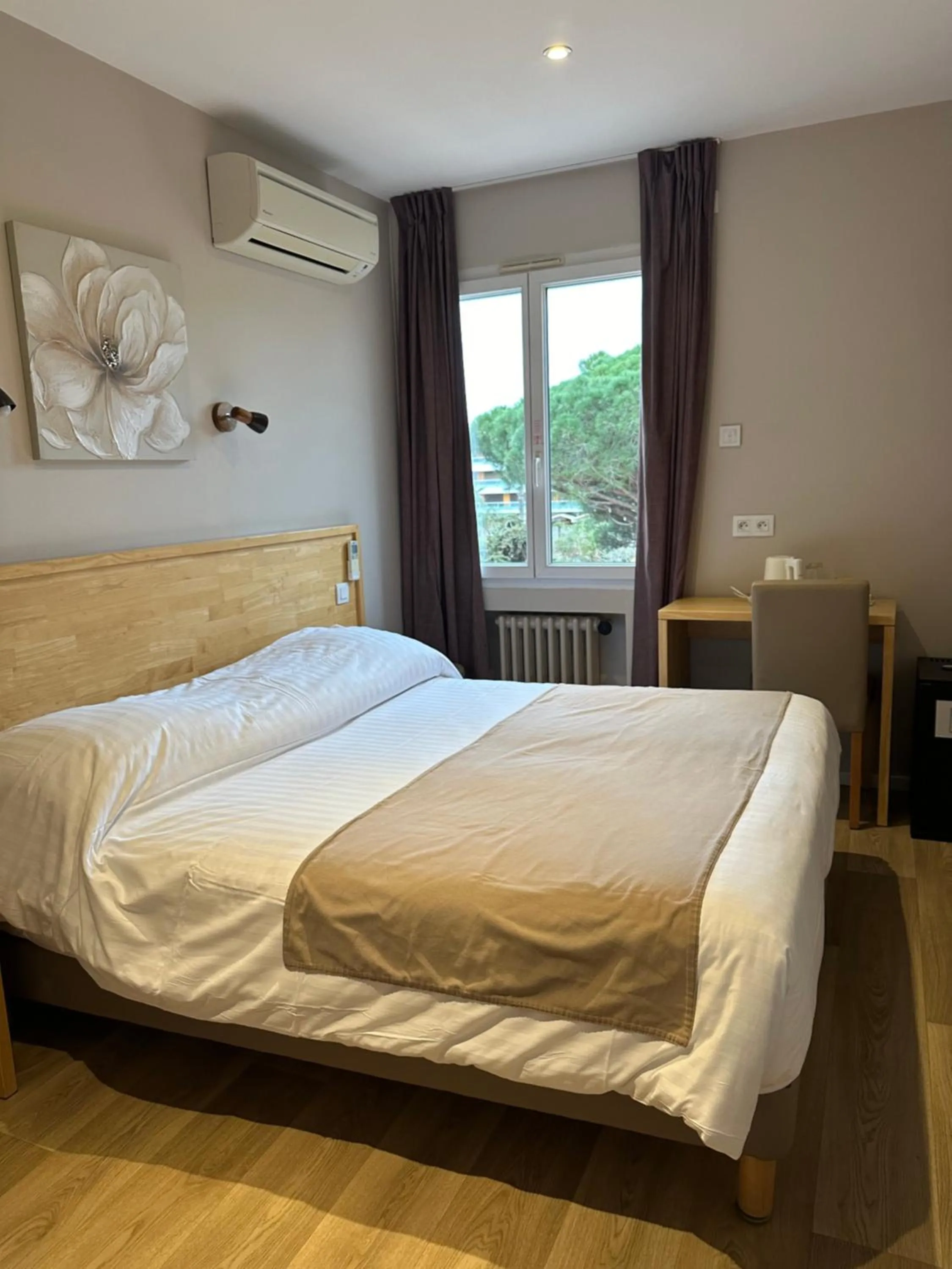 Bed in Hôtel Beau Rivage