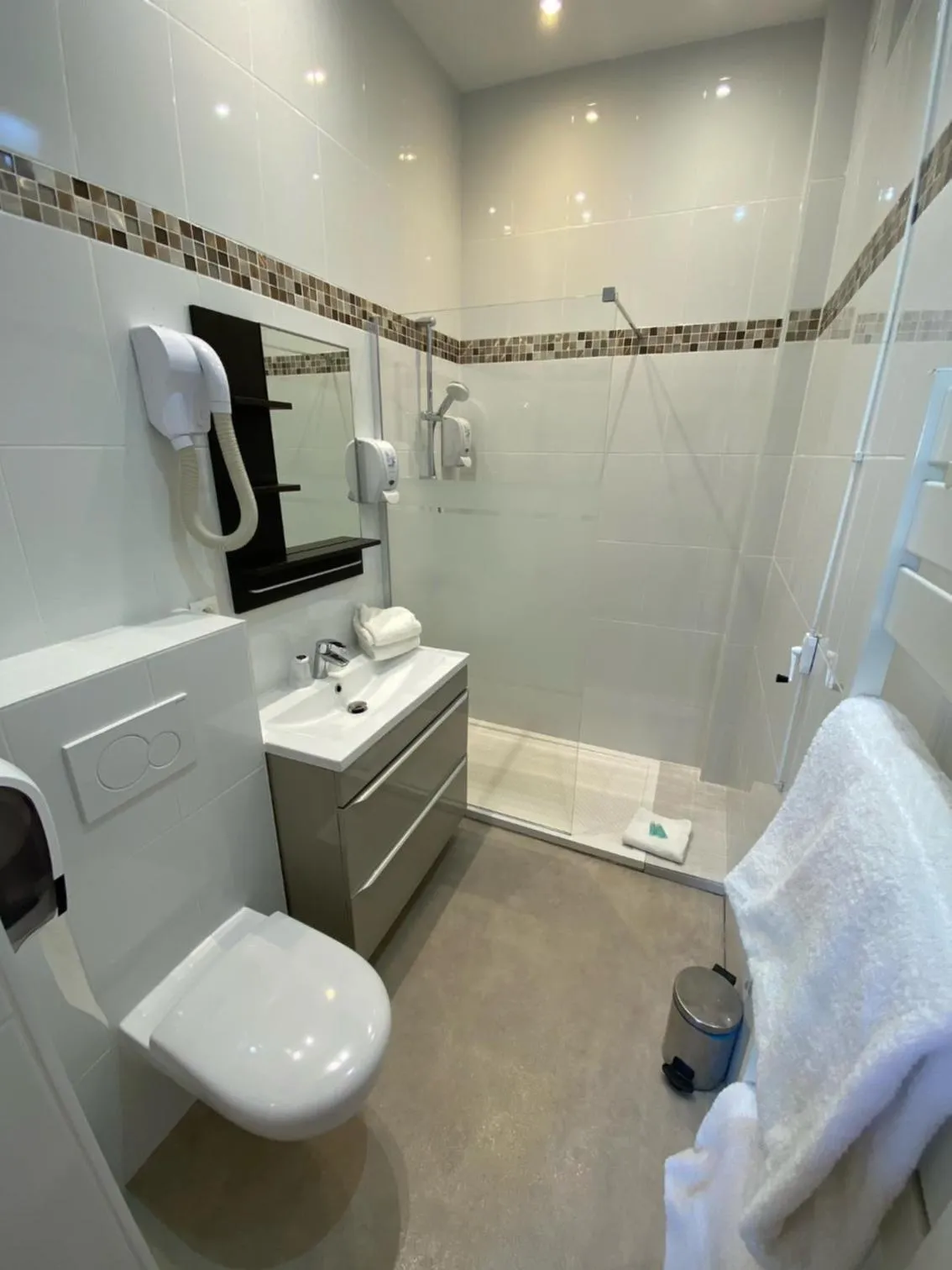 Shower in Hôtel Beau Rivage