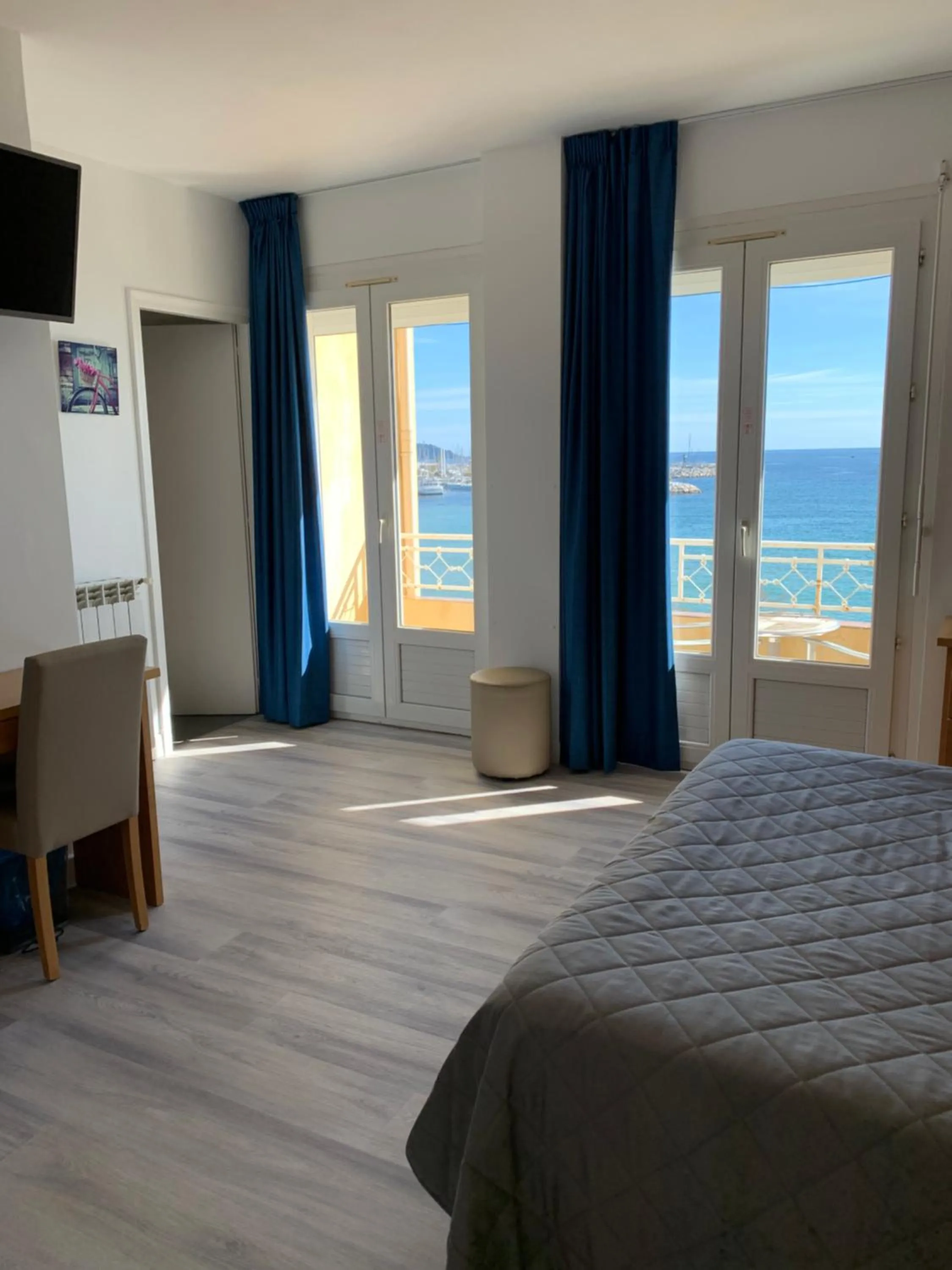 Photo of the whole room, Bed in Hôtel Beau Rivage