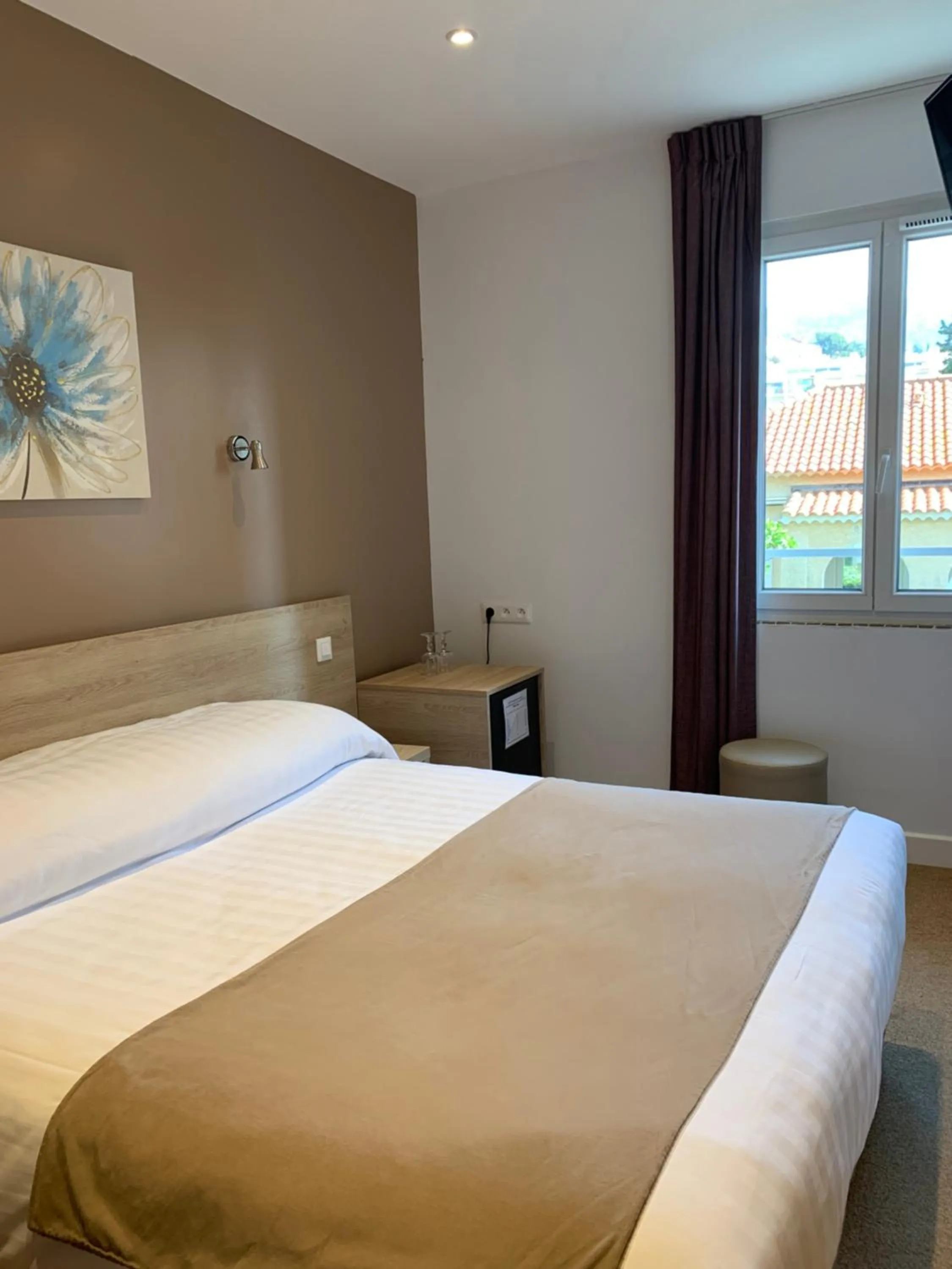 Bed in Hôtel Beau Rivage