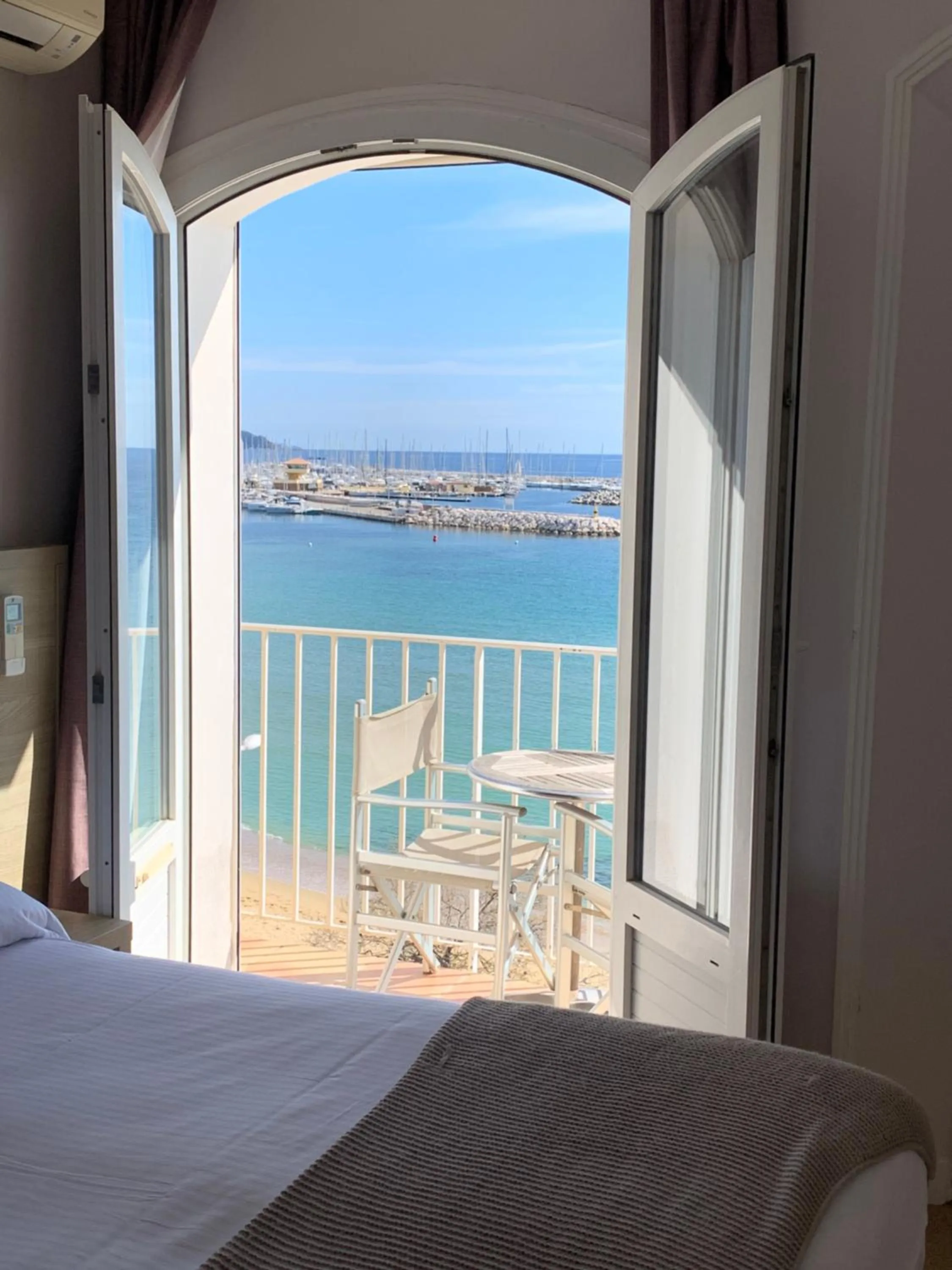 Balcony/Terrace, Bed in Hôtel Beau Rivage