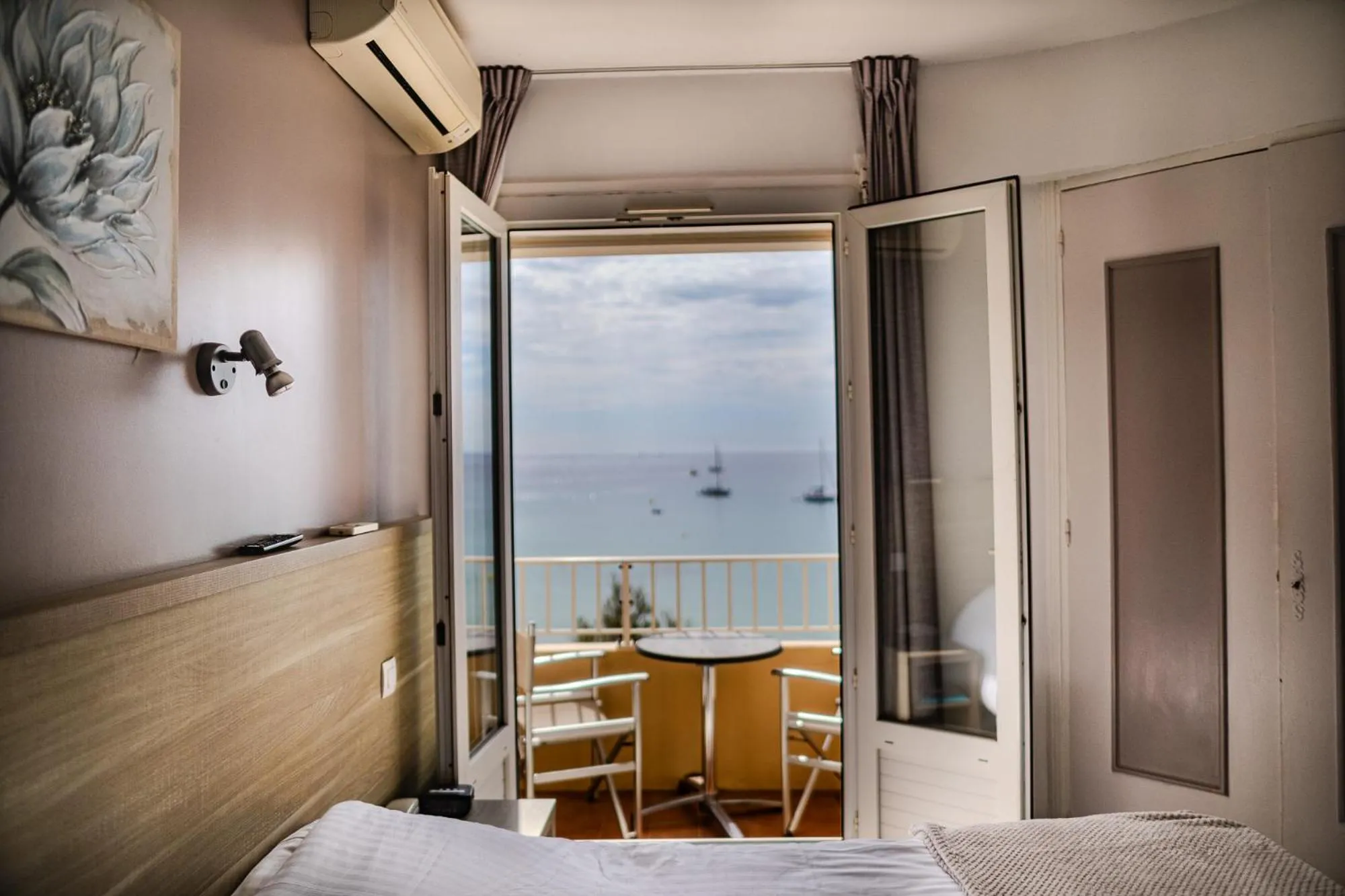 Bed in Hôtel Beau Rivage