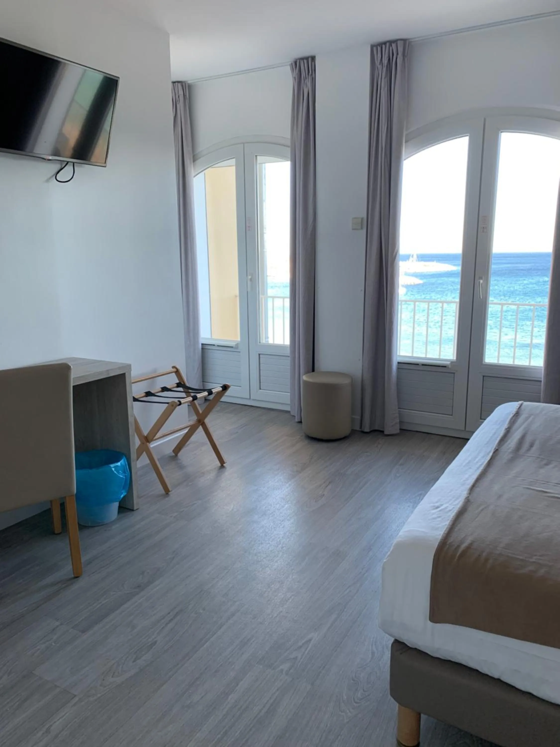 Bed in Hôtel Beau Rivage