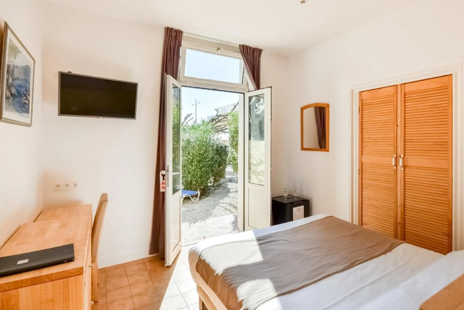 Garden view, Bed in Hôtel Beau Rivage