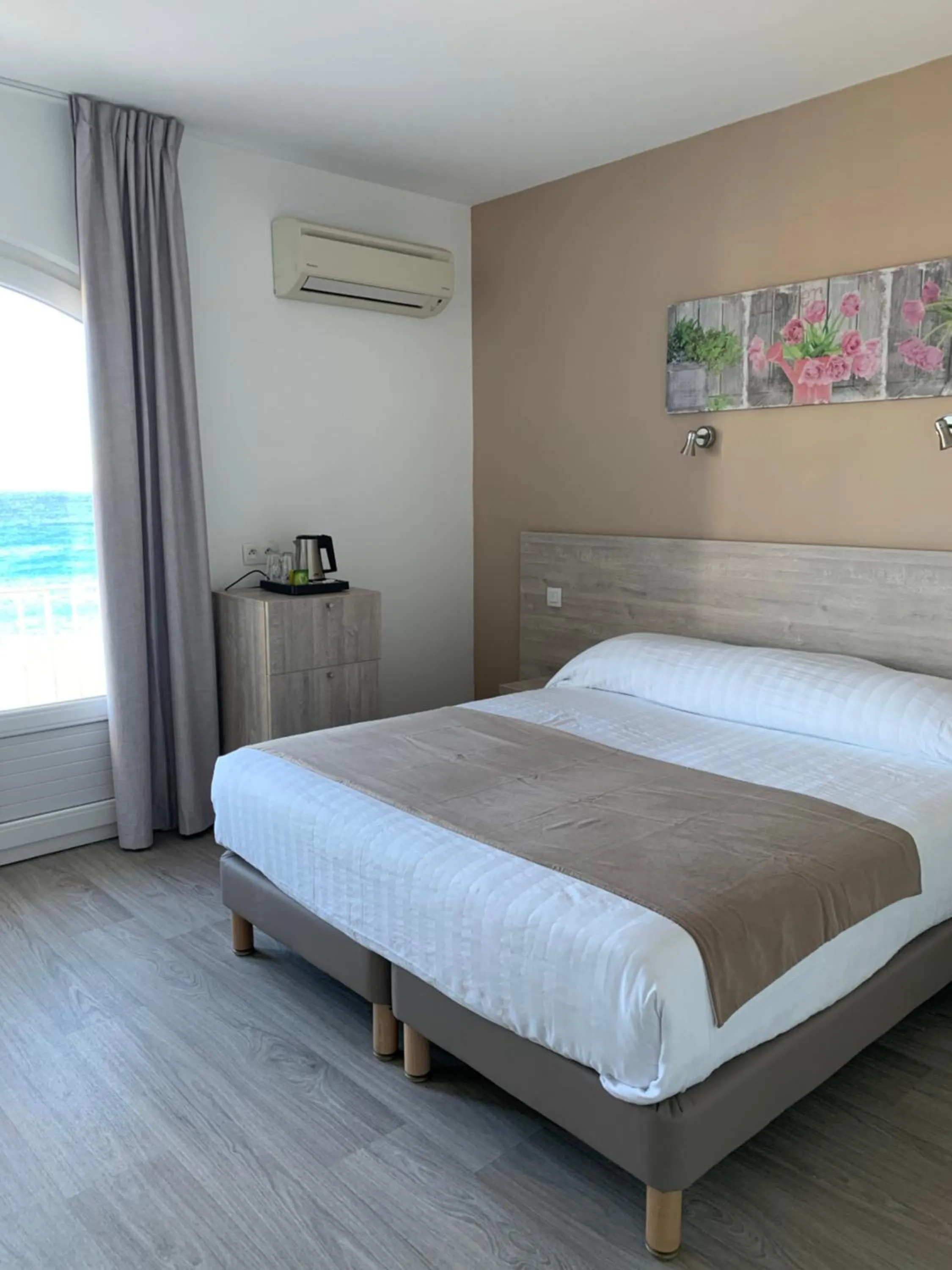 Photo of the whole room, Bed in Hôtel Beau Rivage