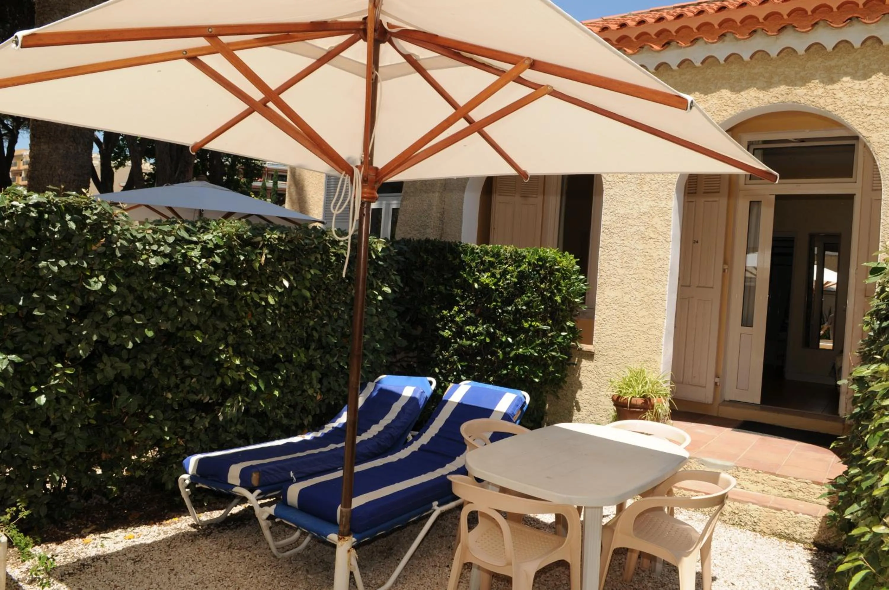 Patio in Hôtel Beau Rivage