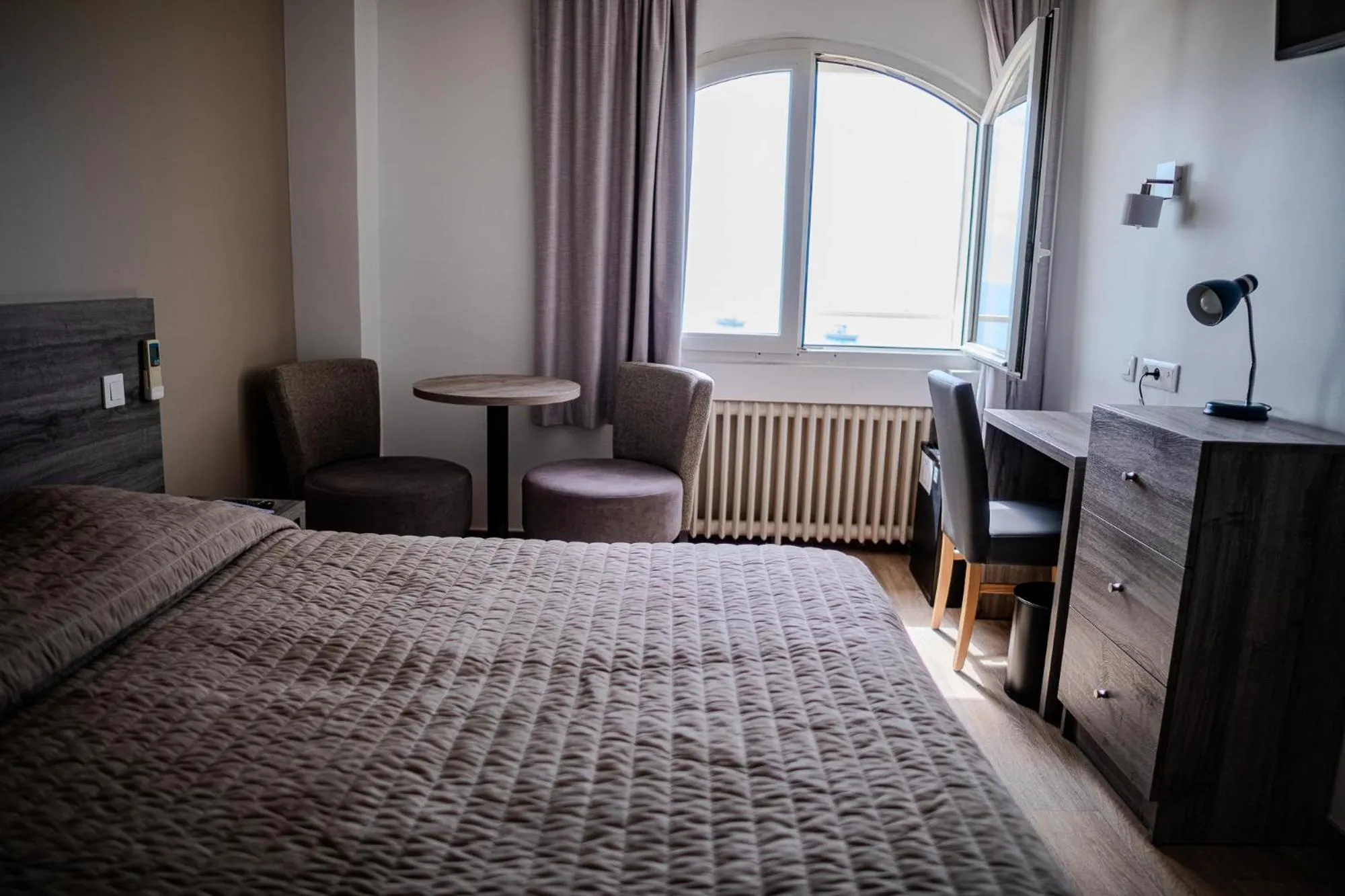 Bed in Hôtel Beau Rivage