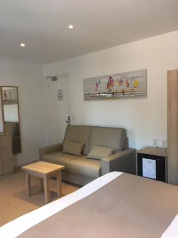 Living room, Bed in Hôtel Beau Rivage