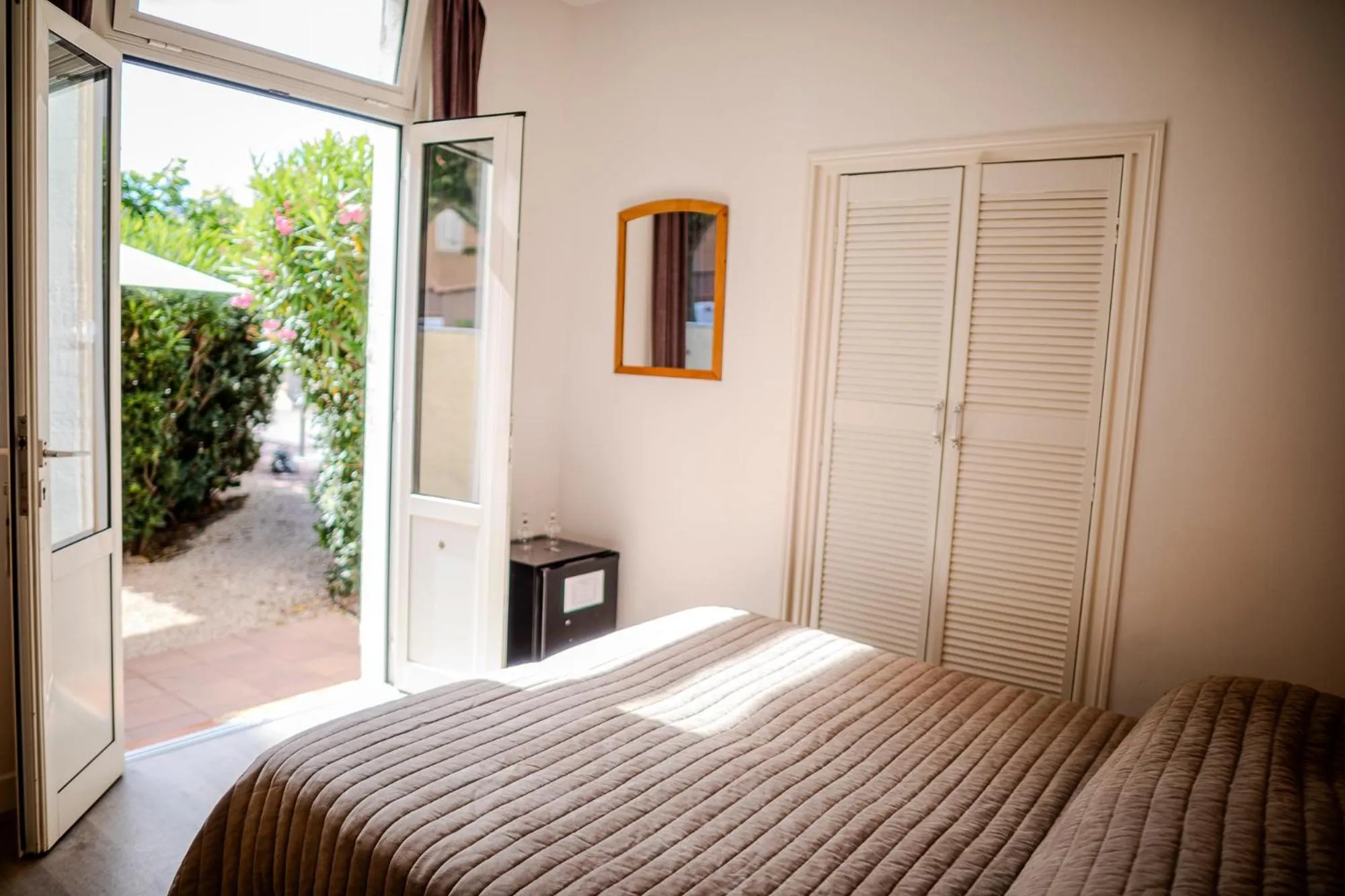 Bed in Hôtel Beau Rivage