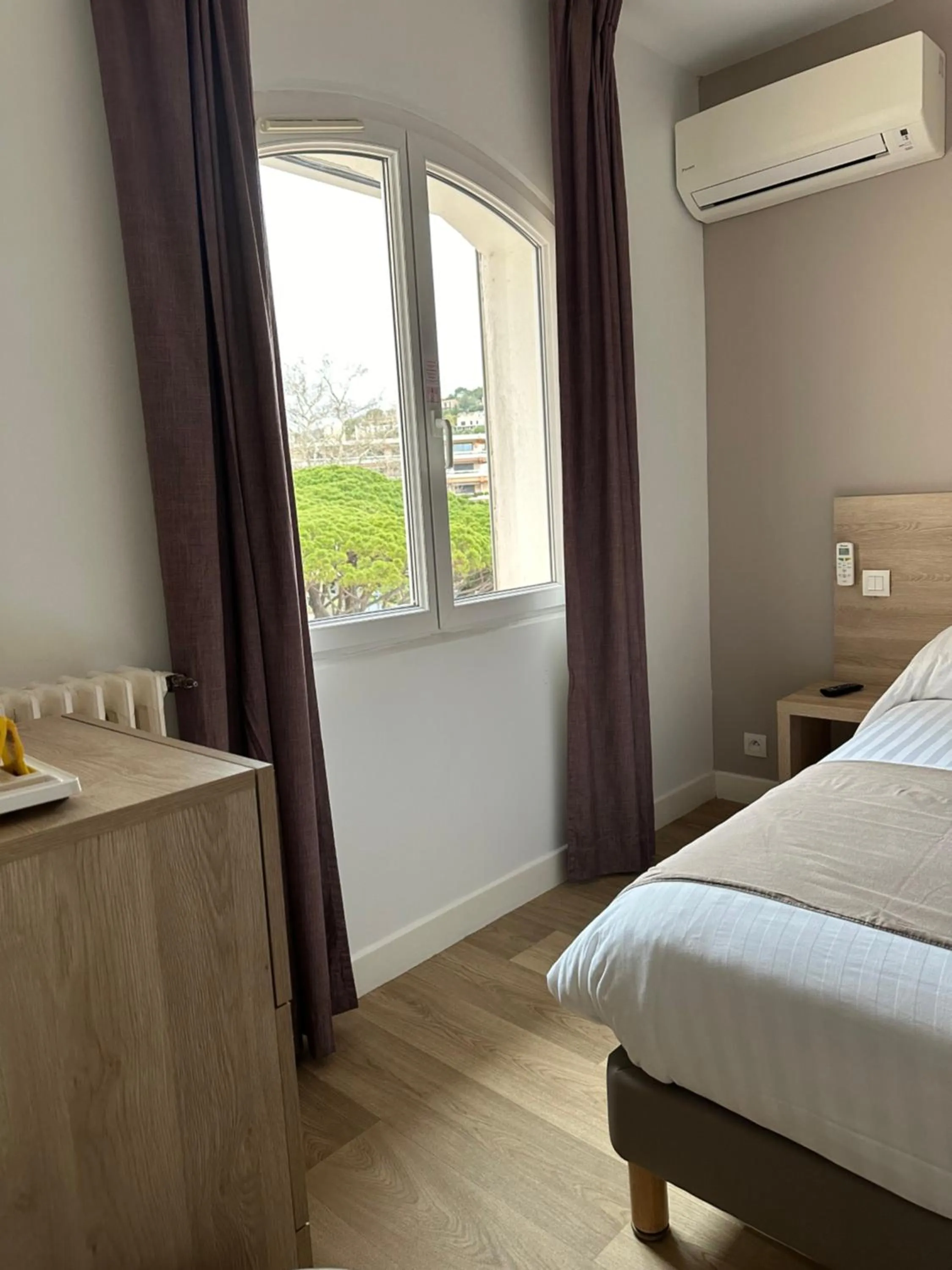 Bed in Hôtel Beau Rivage