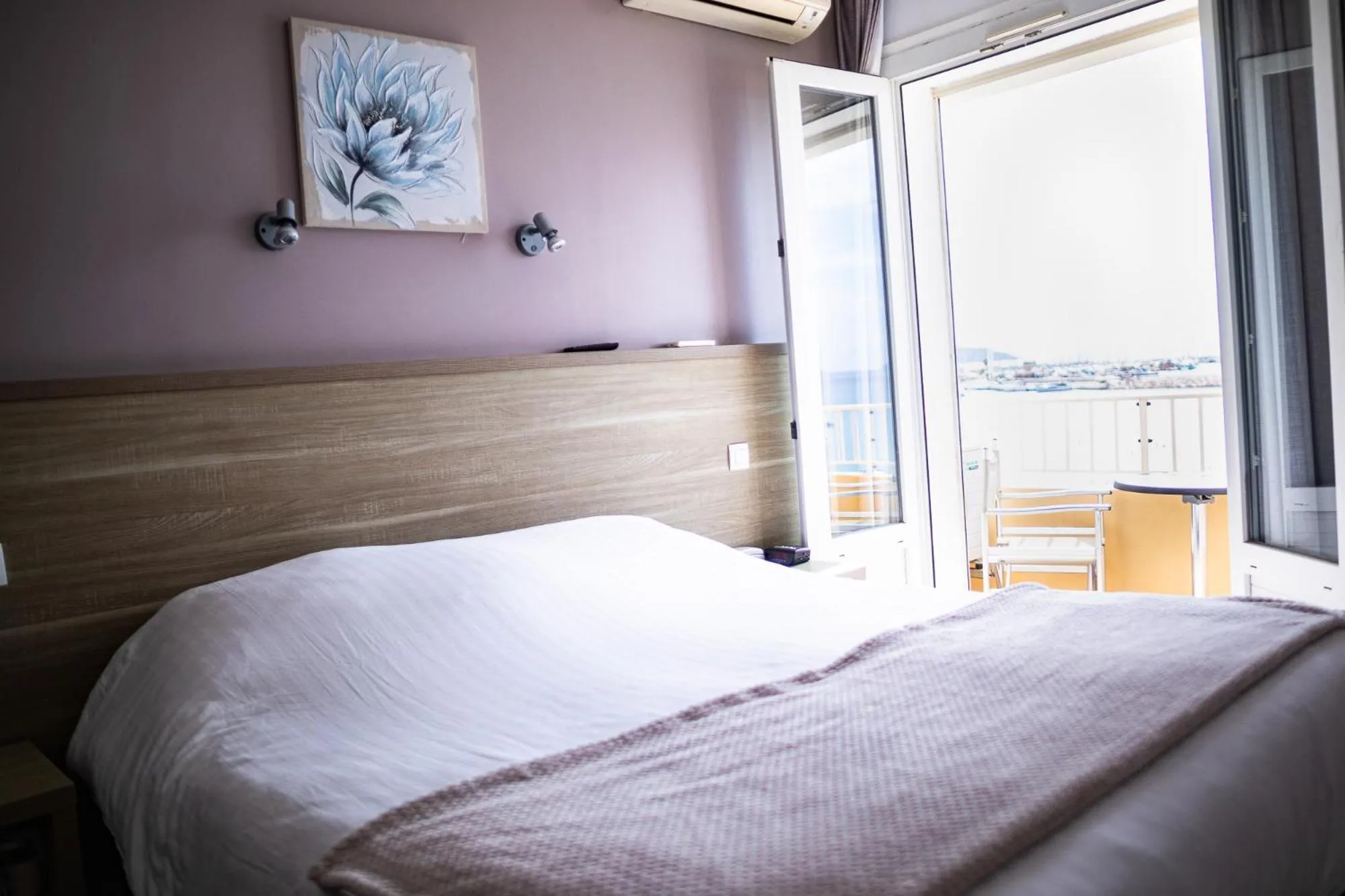 Bed in Hôtel Beau Rivage